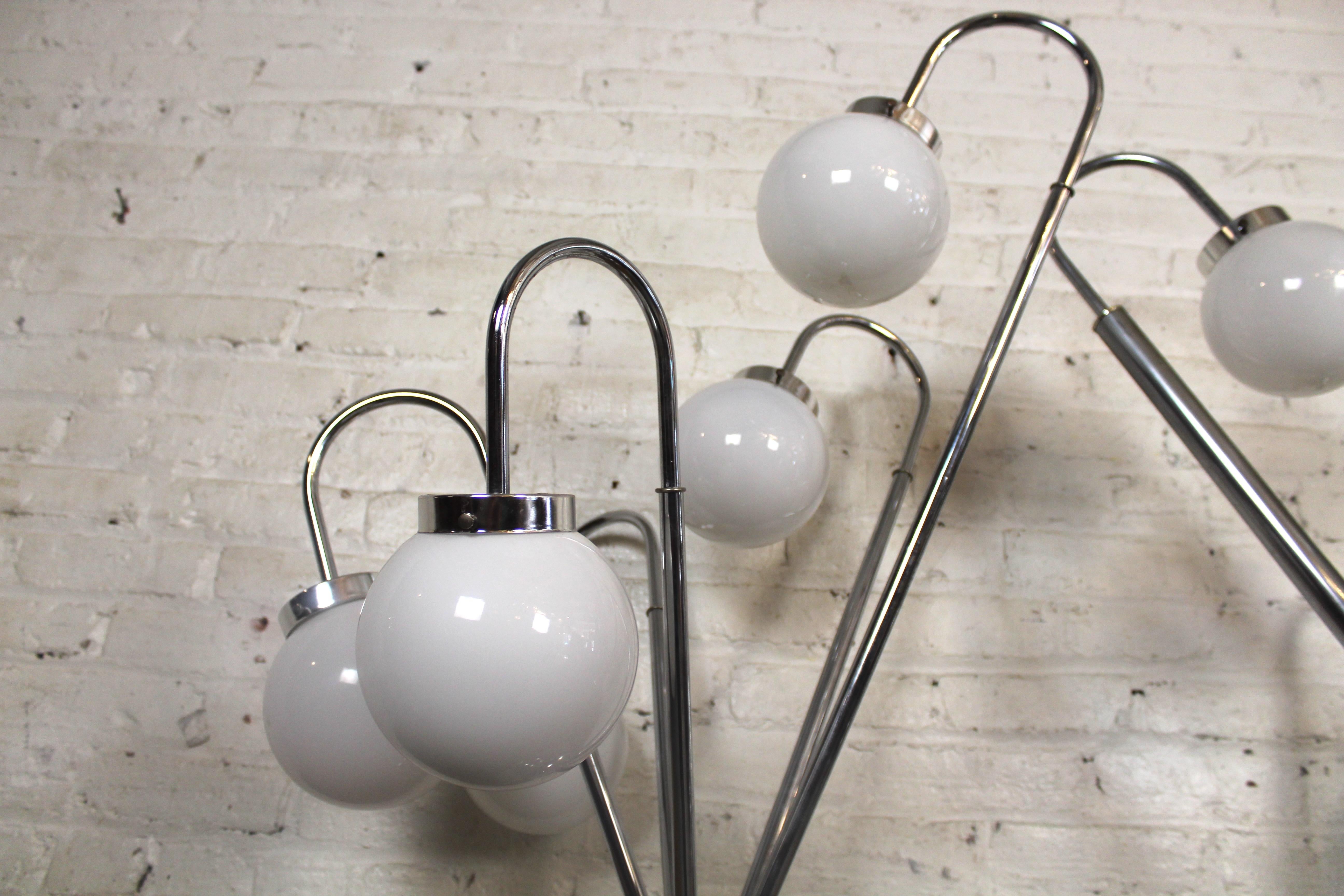 Mid-Century Modern Paire de lampes de bureau chromées de l'ère spatiale en vente