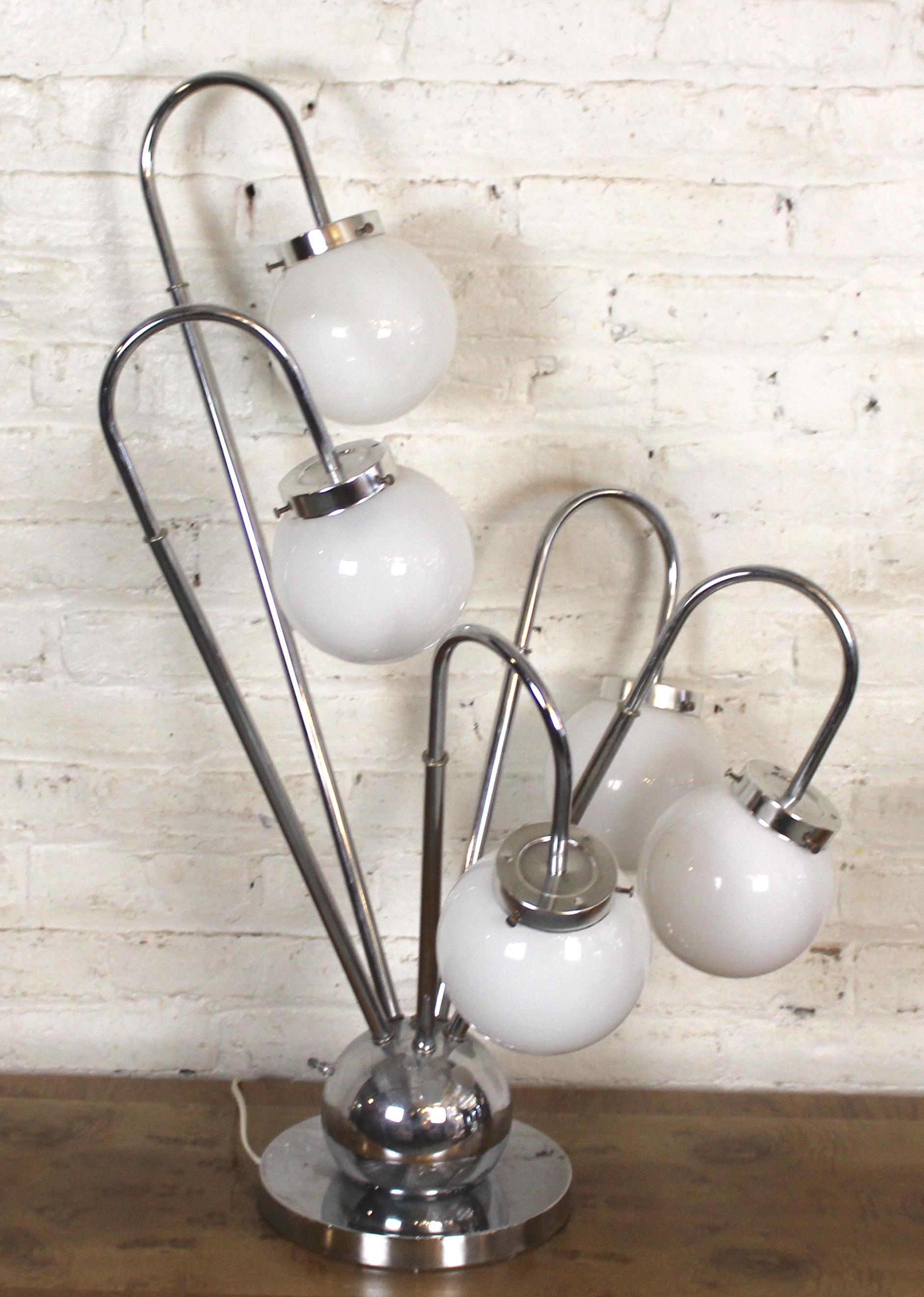 Paire de lampes de bureau chromées de l'ère spatiale Bon état - En vente à Brooklyn, NY