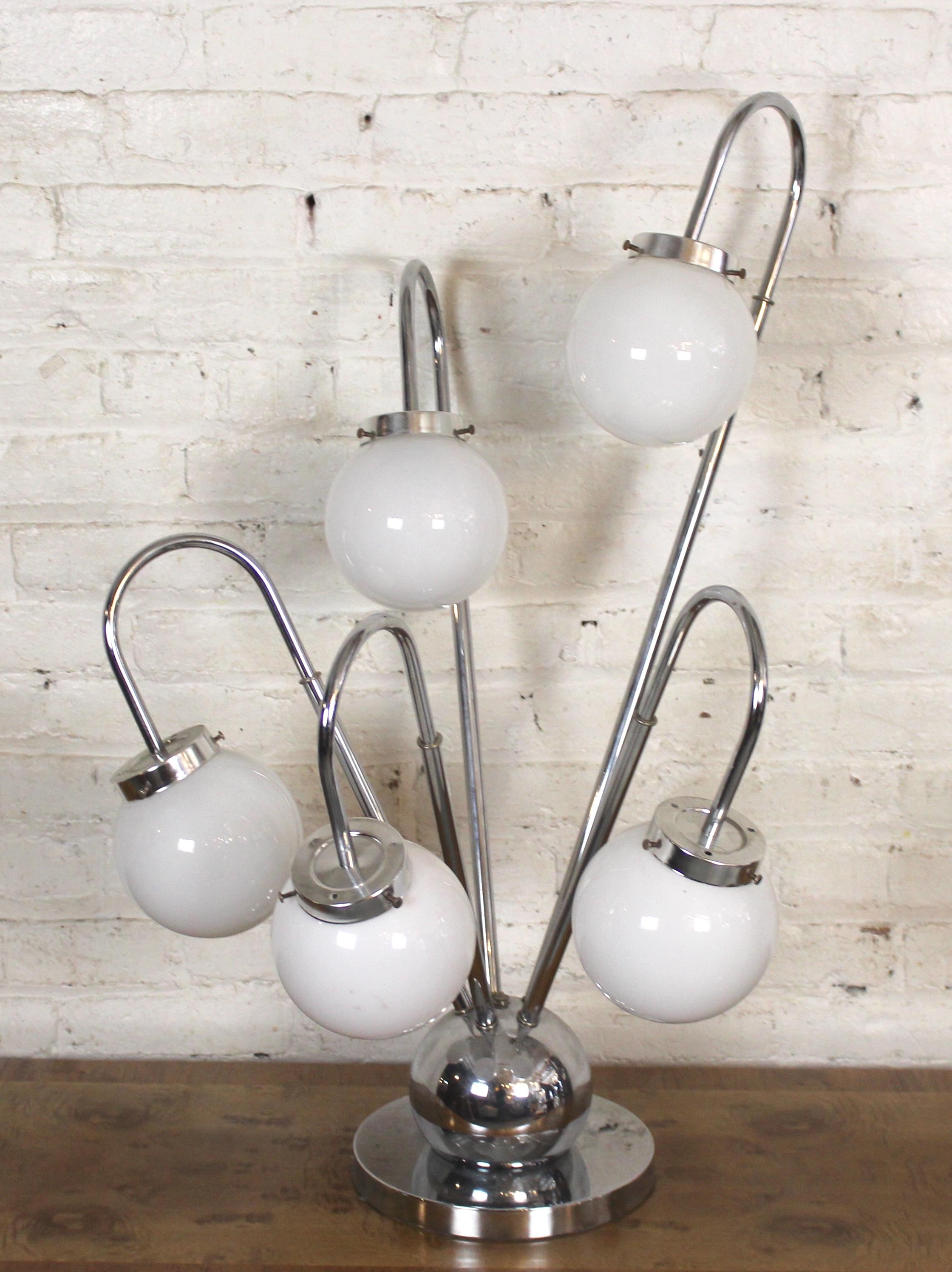 20ième siècle Paire de lampes de bureau chromées de l'ère spatiale en vente
