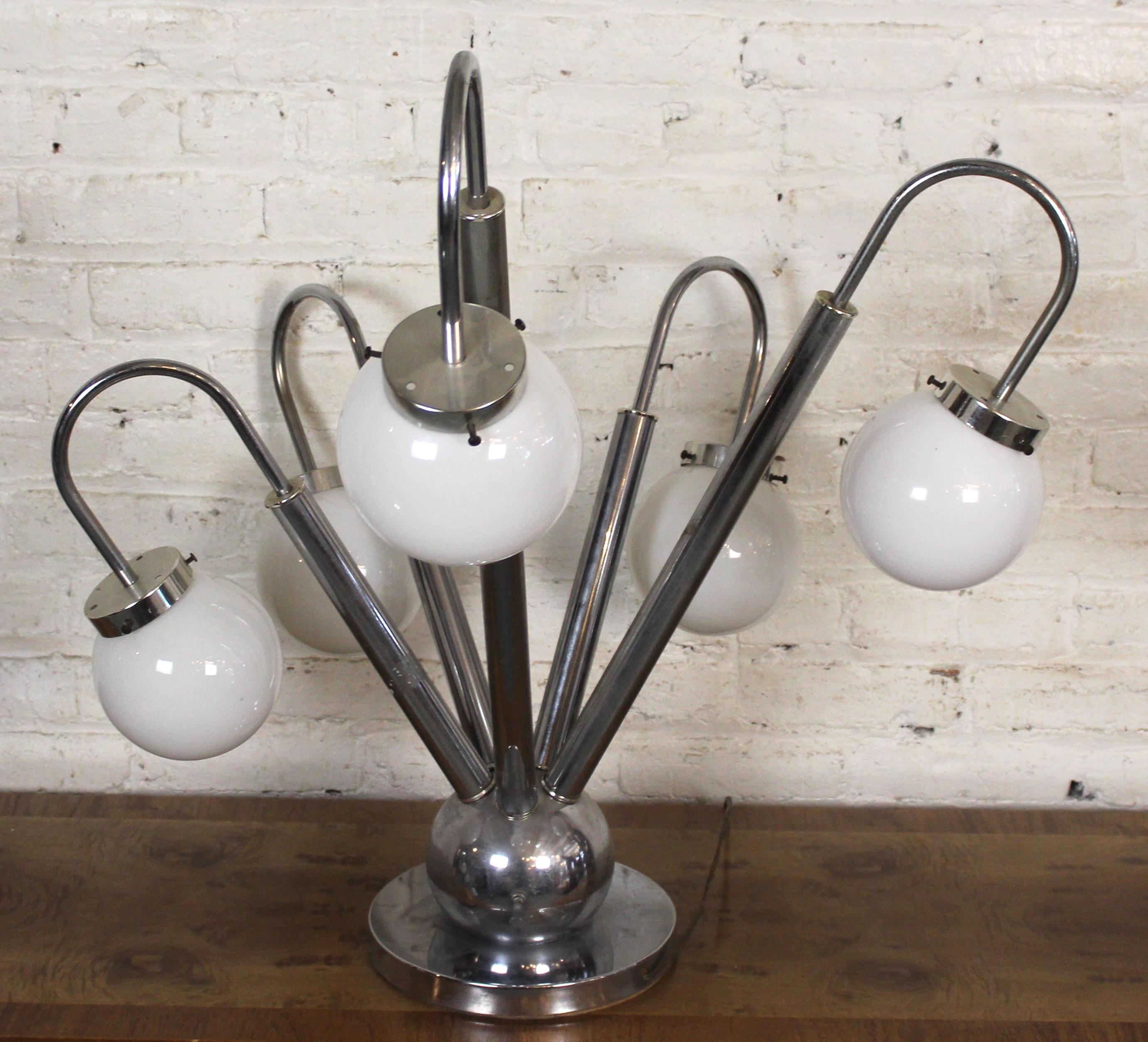 Verre dépoli Paire de lampes de bureau chromées de l'ère spatiale en vente