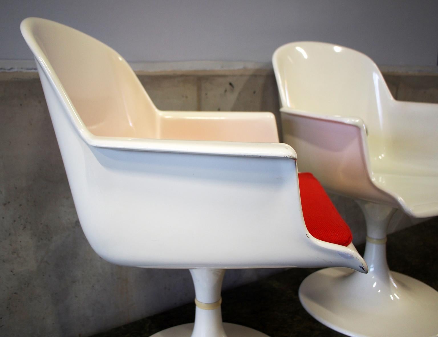 Pair of Space Age Fiberglass Armchairs in Tulip Form 8