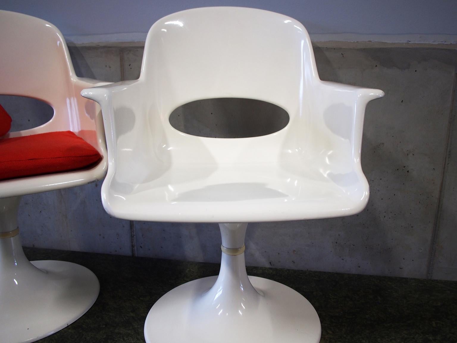 Pair of Space Age Fiberglass Armchairs in Tulip Form 9