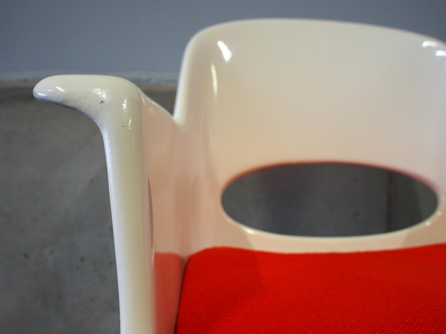 Pair of Space Age Fiberglass Armchairs in Tulip Form 13