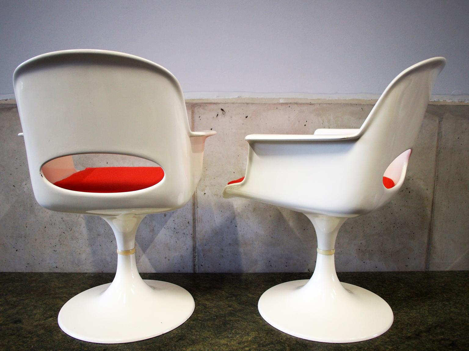 20th Century Pair of Space Age Fiberglass Armchairs in Tulip Form