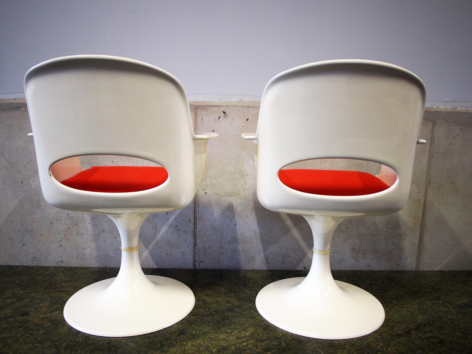 Pair of Space Age Fiberglass Armchairs in Tulip Form 1