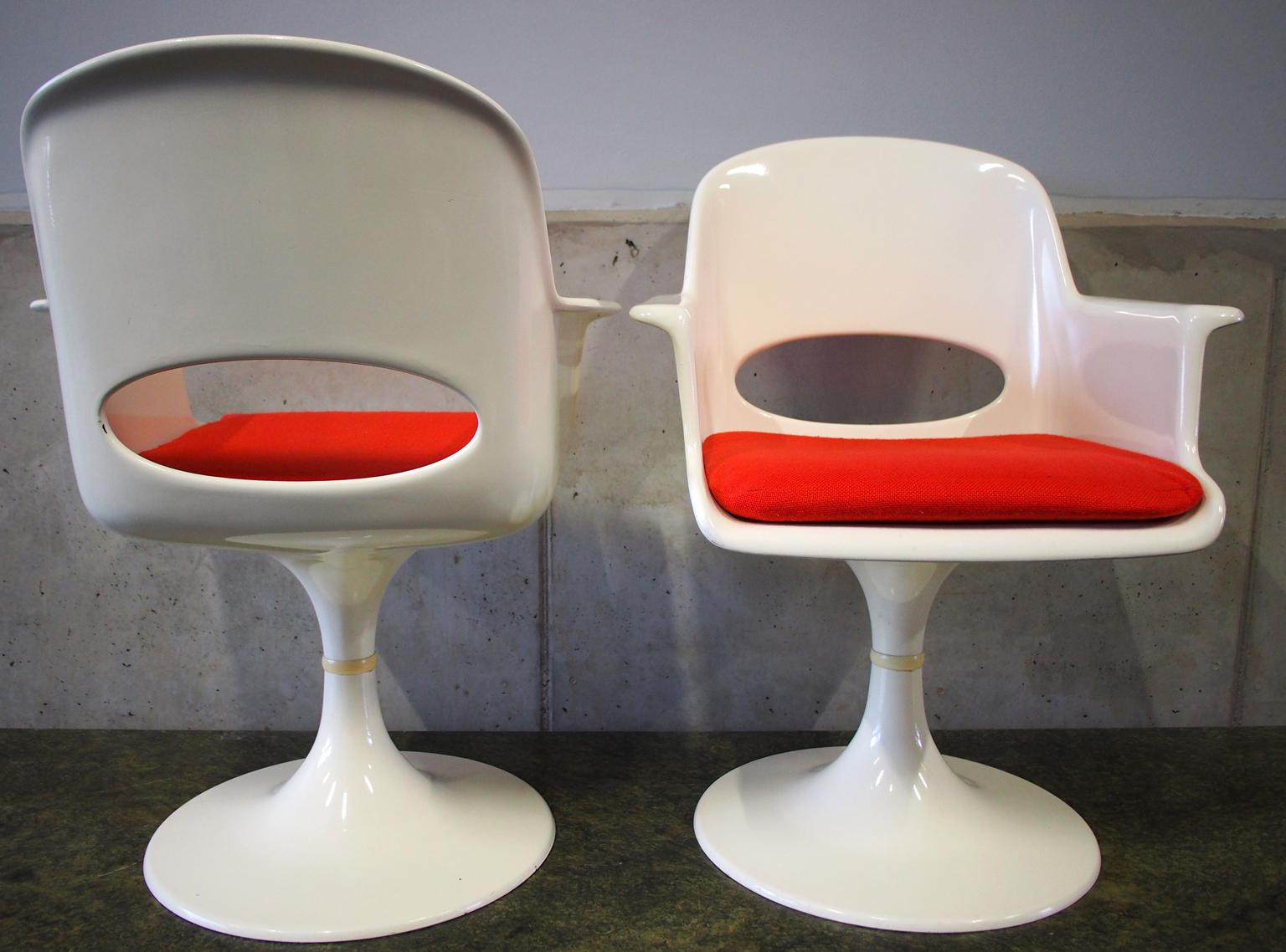 Pair of Space Age Fiberglass Armchairs in Tulip Form 2