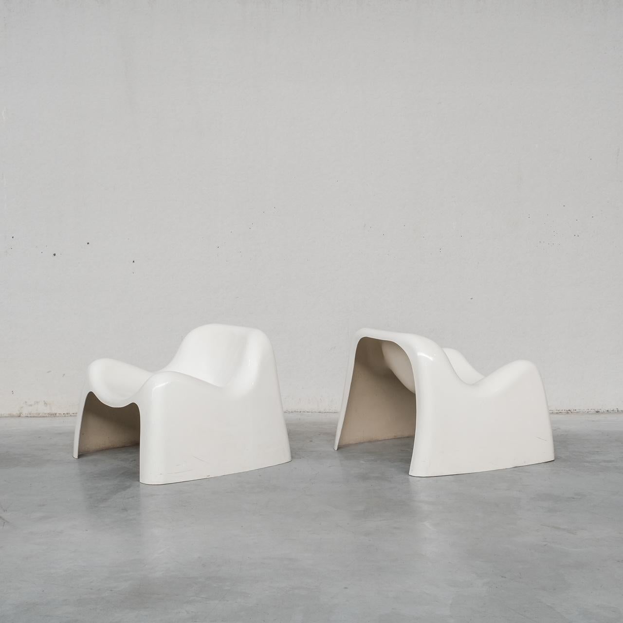 Une paire de fauteuils, modèle 'Toga' du designer Sergio Mazza. 

Italie, c1968. 

Un modèle est aujourd'hui présent au Victoria & Albert Museum de Londres, témoignant de son design intemporel. 

Moulées en fibre de verre, les chaises sont