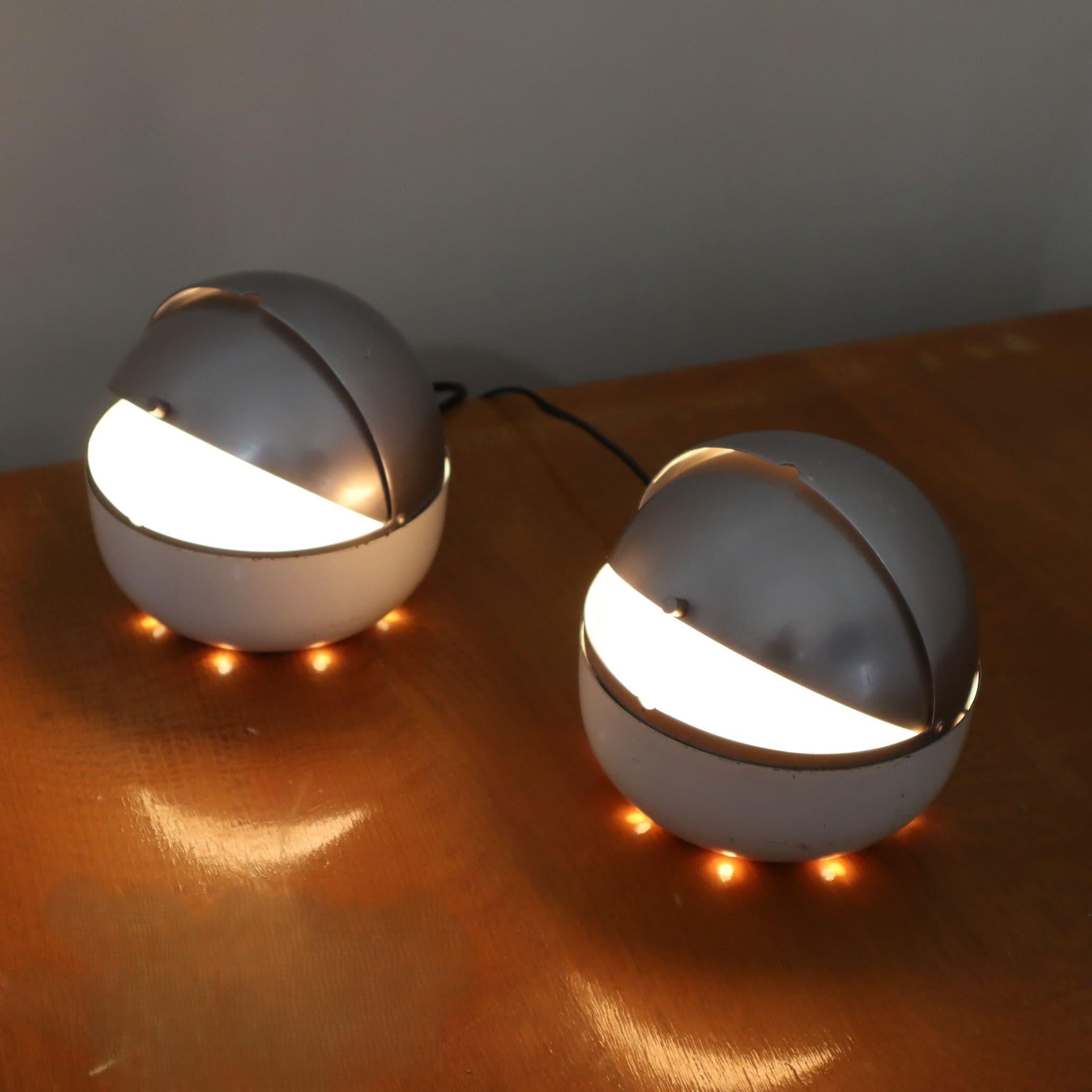 Paire de lampes NO AGE par Lamperti, Italie, fin des années 1960

Lampes iconiques produites par Lamperti à la fin des années 1960, coïncidant avec le début de l'ère de l'AGE, caractérisée par des designs futuristes inspirés par l'exploration