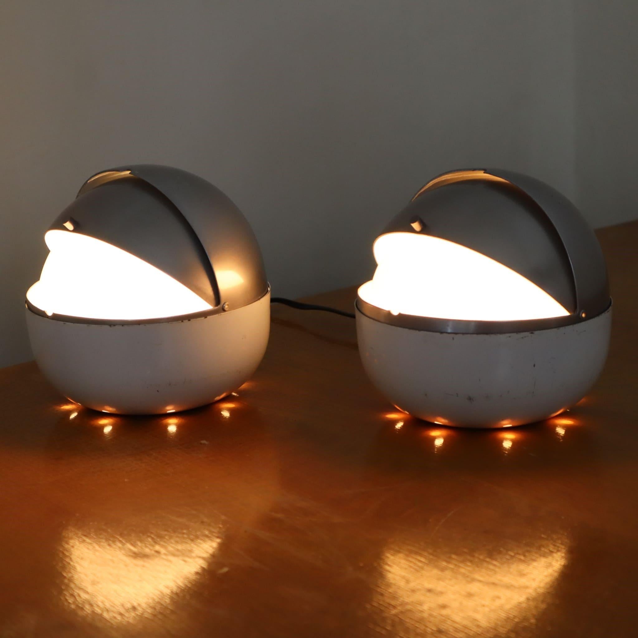 italien Paire de lampes de table en verre et métal de l'ère spatiale par Lamperti, Italie, années 1960 en vente
