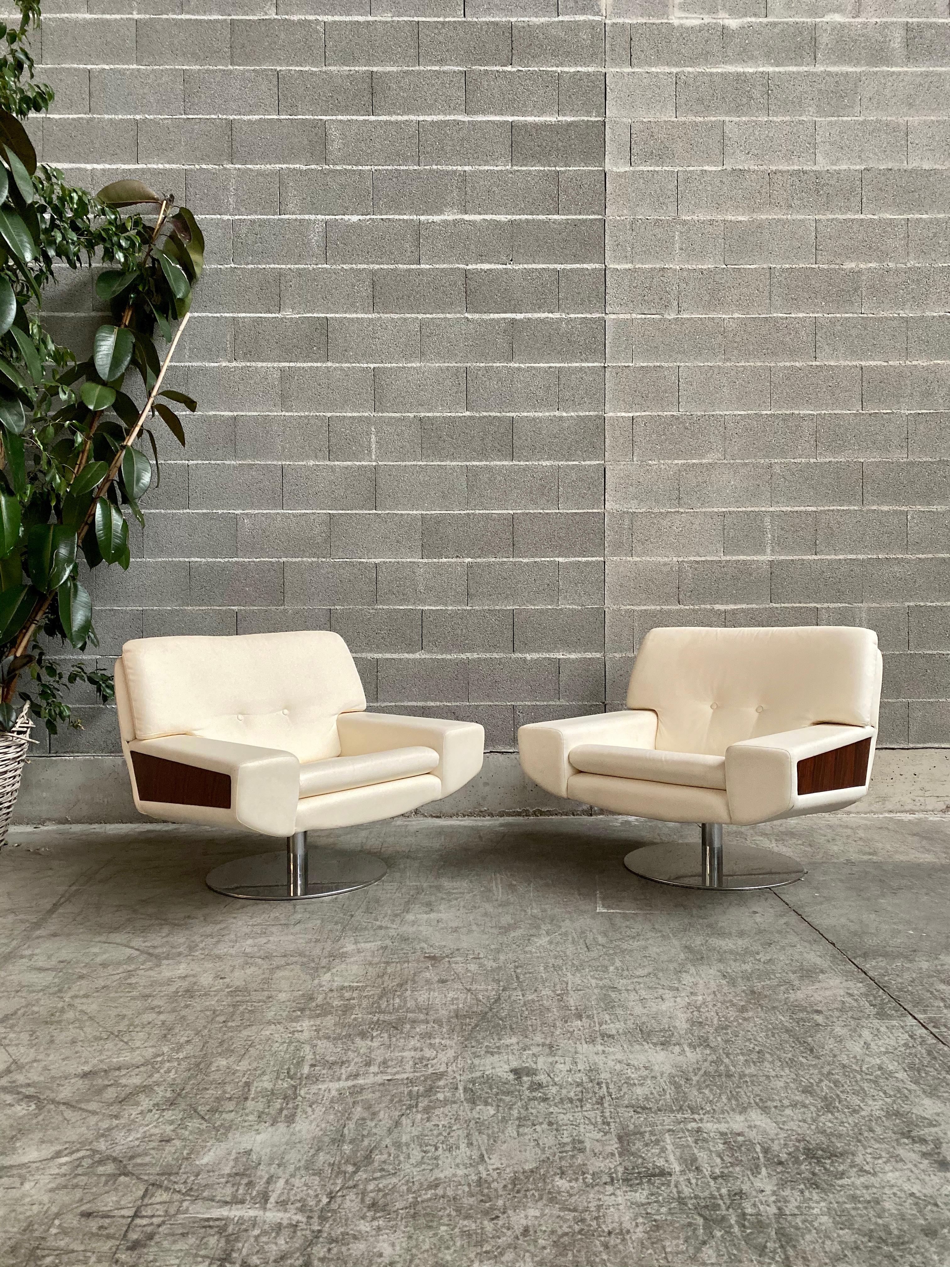 Space Age Italian leather armchairs, 1972, set of 2.

Nice pair of Space Age Italian armchairs, designed and manufactured in 1972.
Fully restored, this particular armchair stands on a round chrome base made of iron. The seat part has been fully