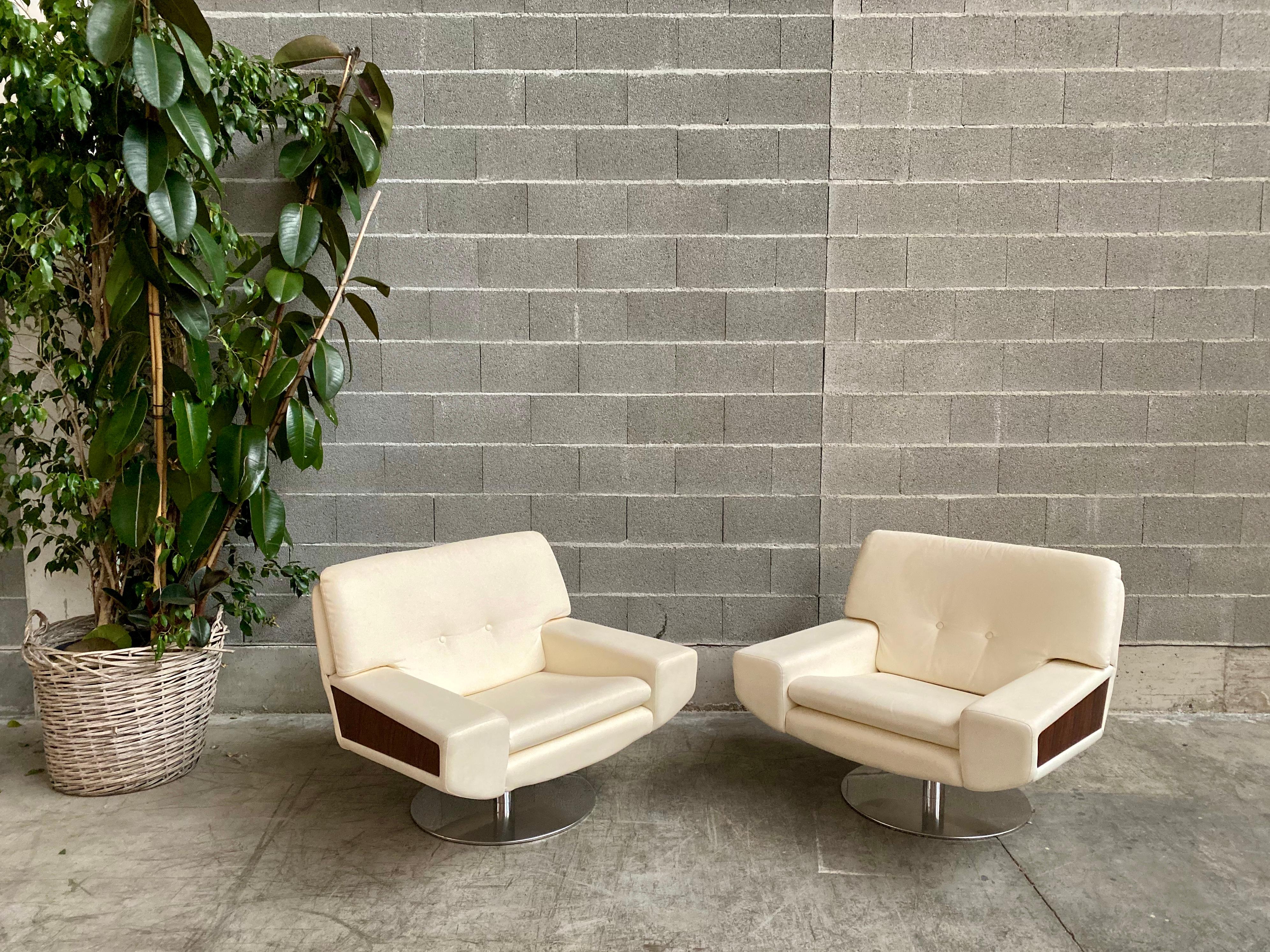 Pair of Space Age Italian Leather Armchairs, 1975 In Excellent Condition In Lonigo, Veneto