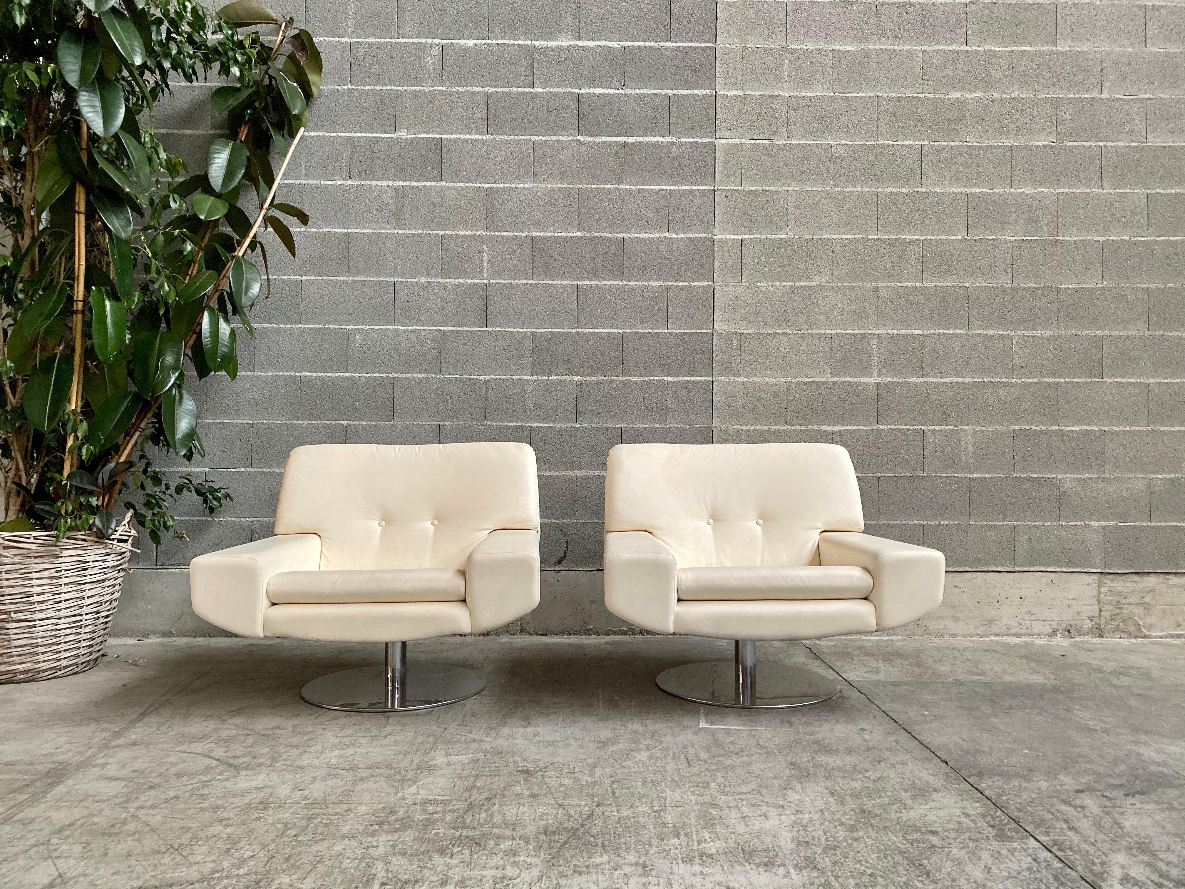 Late 20th Century Pair of Space Age Italian Leather Armchairs, 1975
