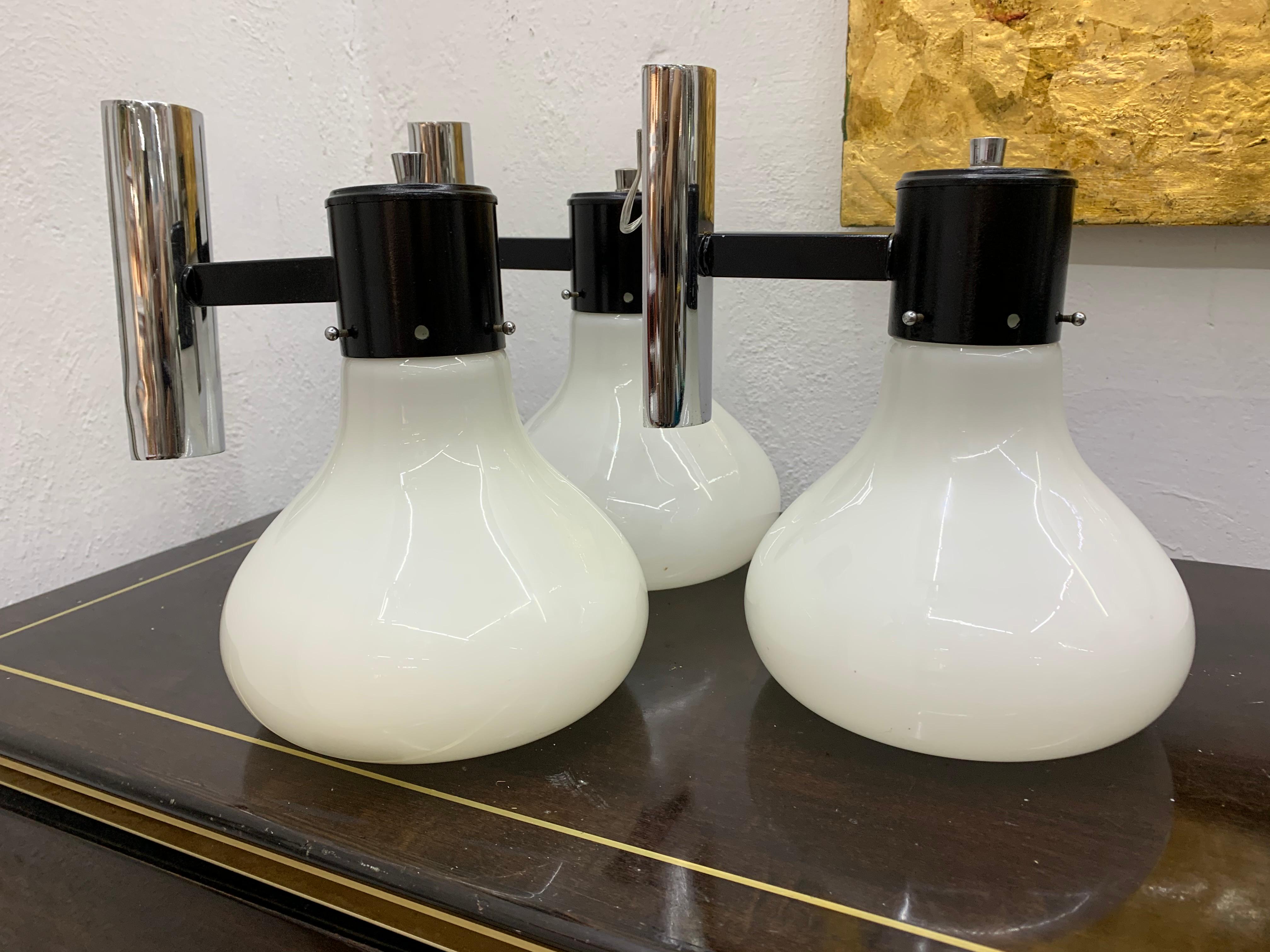 Space Age sconces in white hand blown Murano glass, chromed brass and lacquered metal, attributed to Leucos, Italy, circa 1970.
3 available. Priced individually.