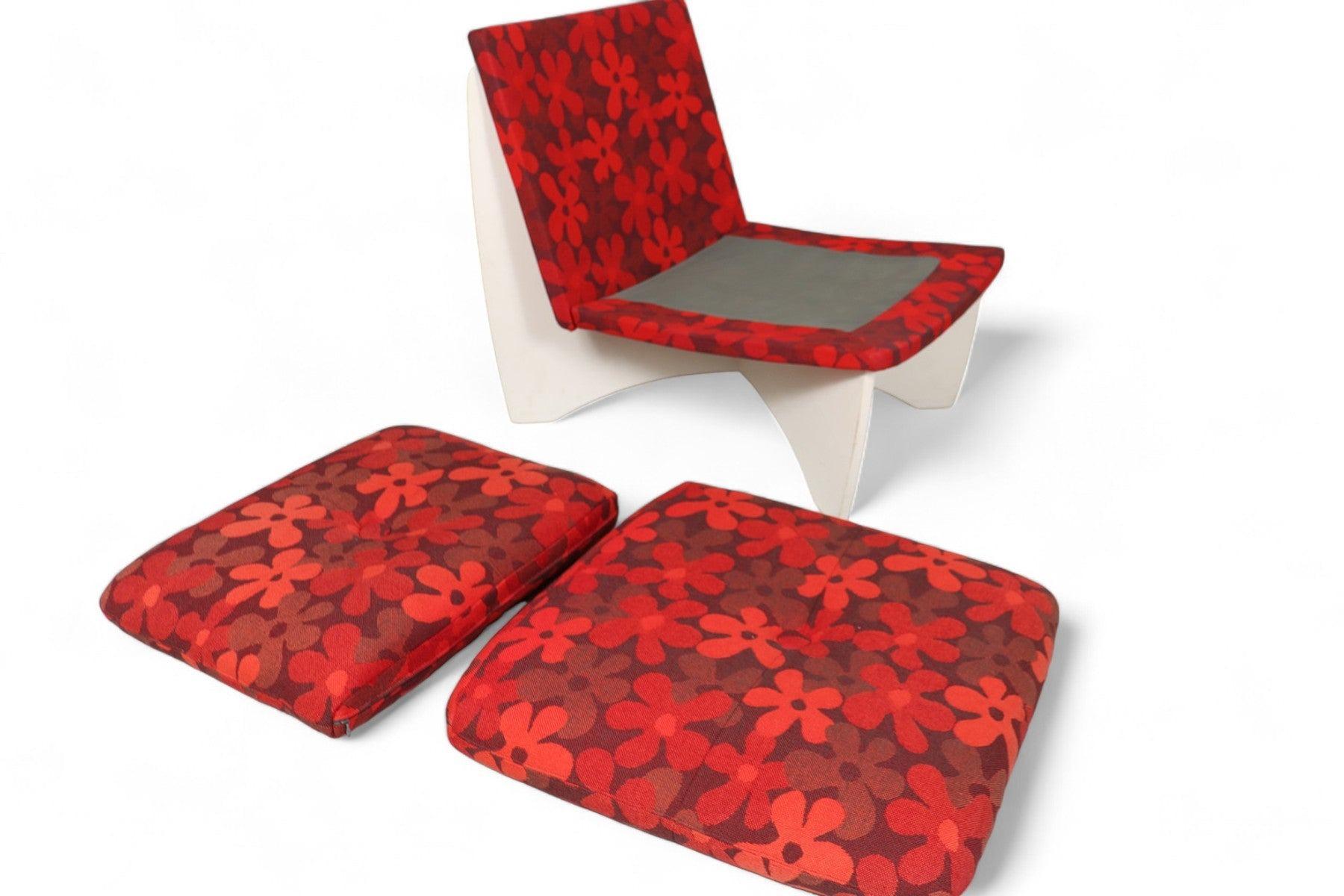 Paar Space Age-Loungesessel mit roter geblümter Polsterung (20. Jahrhundert) im Angebot