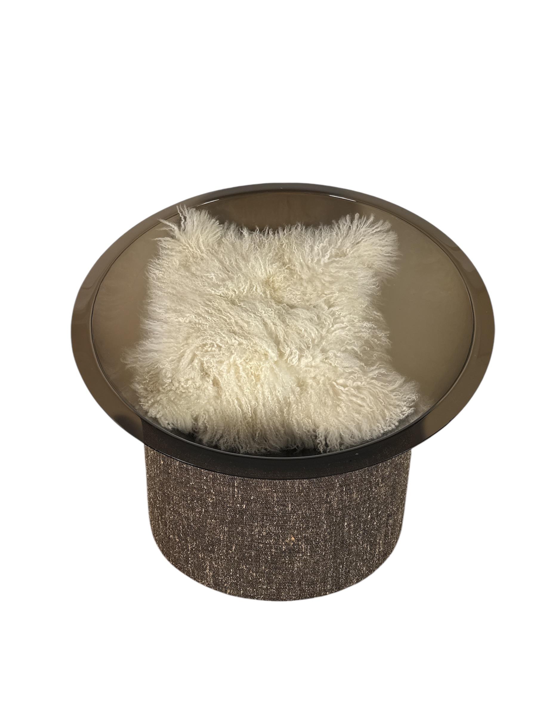 Treten Sie ein in die Zukunft des Mid-Century-Designs mit diesem atemberaubenden Space Age Lucite 60s French Smoked Acrylics Buttercup Sphere Lounge Chair. Dieser Stuhl ist ein echtes Statement, das die kühne, futuristische Ästhetik der 1960er Jahre