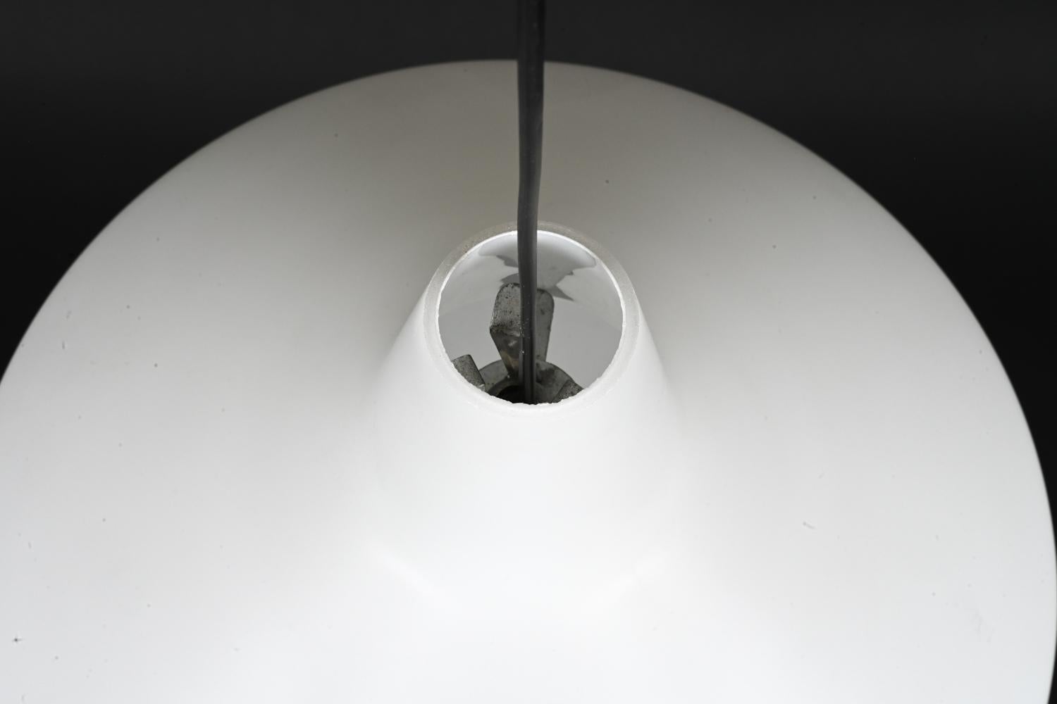 Paire de suspensions en verre opalin de l'ère spatiale par Lisa Johansson-Pape pour ASEA Suède en vente 2