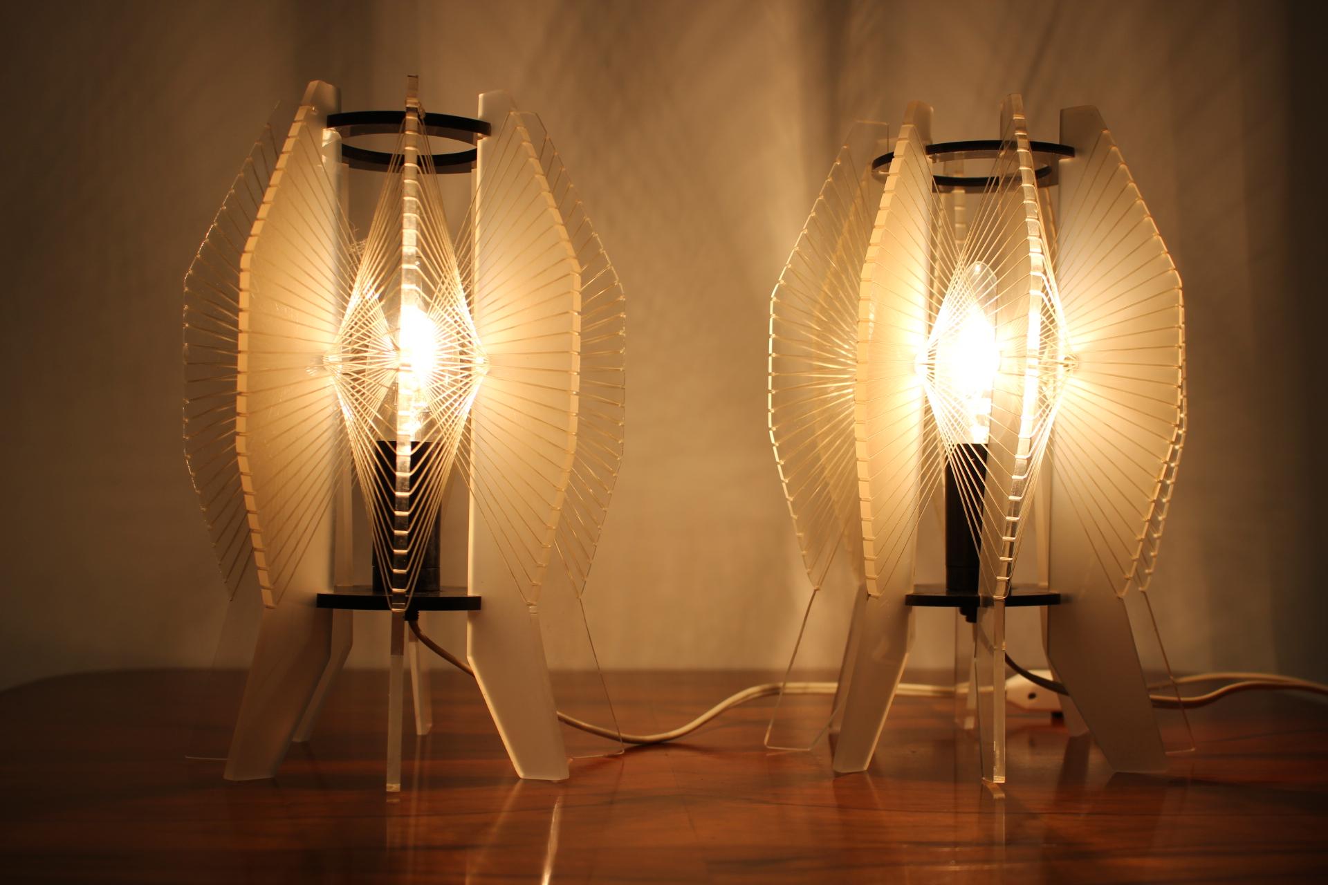 Mid-Century Modern Paire de lampes de table en plexiglas de l'ère spatiale, années 1970 en vente