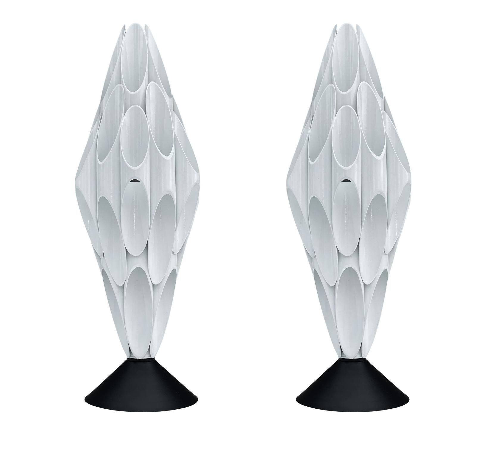 Une paire de lampes de table tubulaires étonnantes et chics fabriquées par Designline. Ils sont fabriqués en laiton recouvert de poudre. De belles lampes lourdes. Fonctionne avec une ampoule standard. La Corde est très longue et comporte un