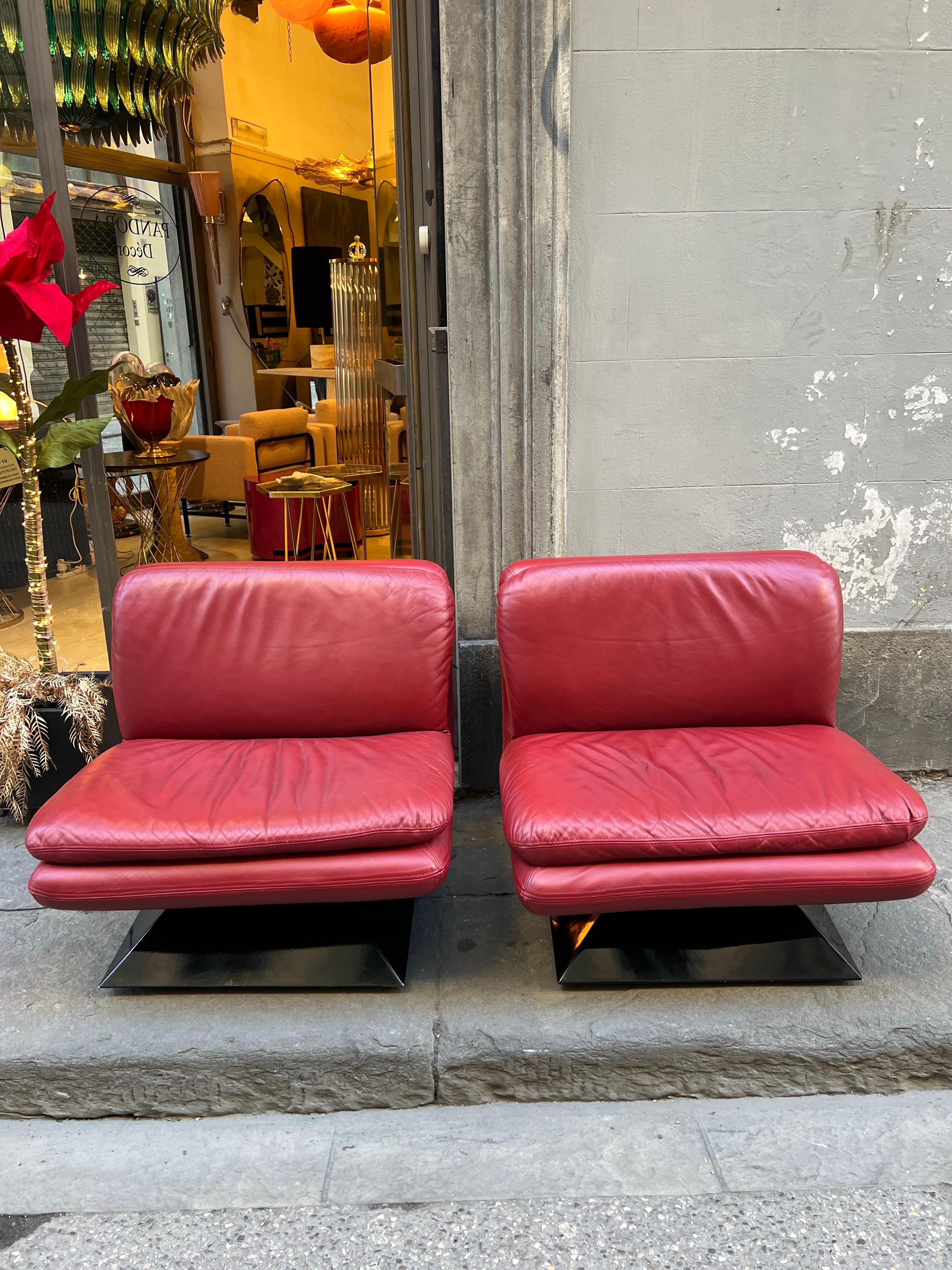 Paar rote Leder-Loungesessel des Space Age auf quadratischem Acryl-Sockel in Schwarz, 1970 im Angebot 6