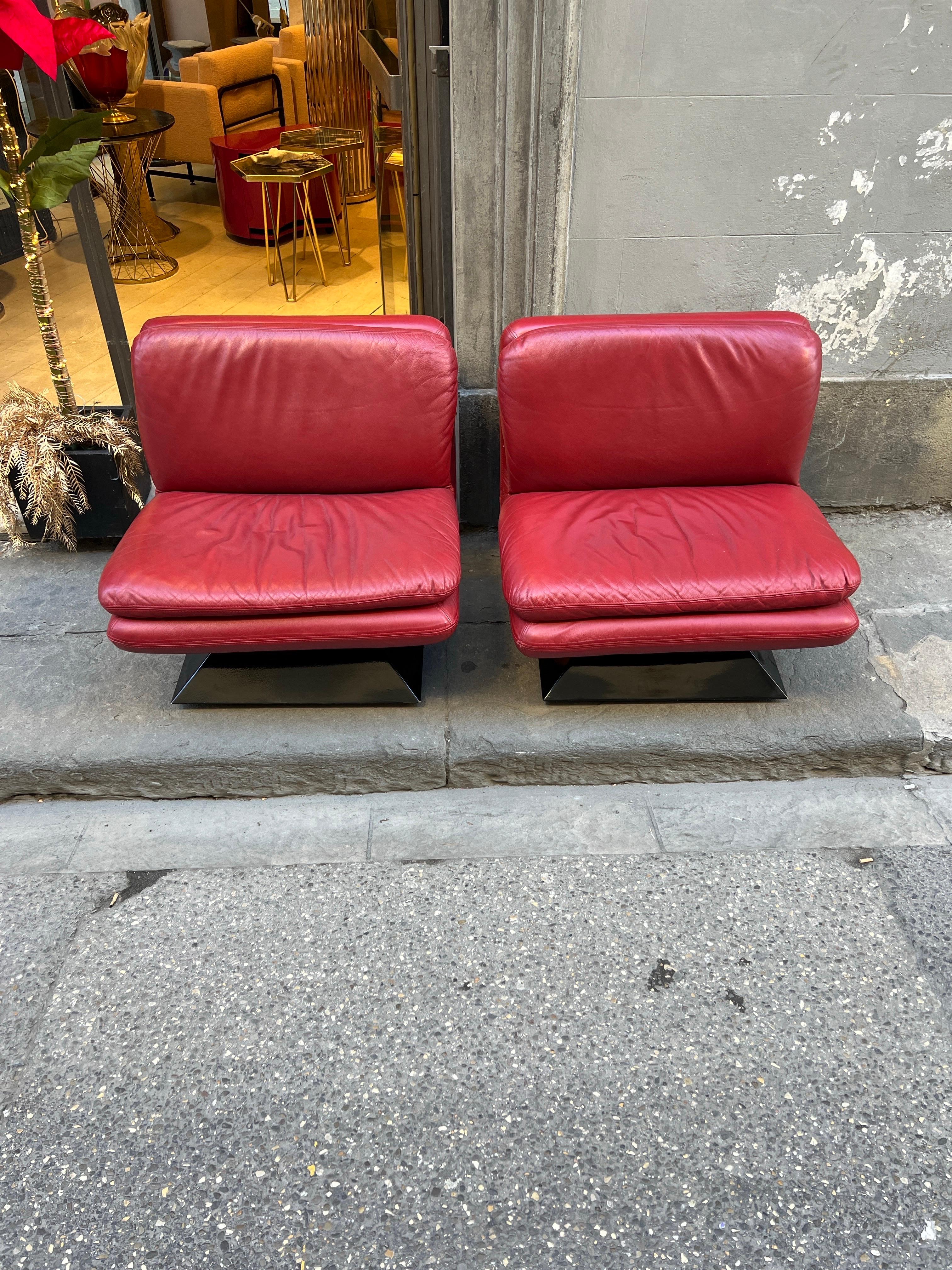 Paar rote Leder-Loungesessel des Space Age auf quadratischem Acryl-Sockel in Schwarz, 1970 im Angebot 9