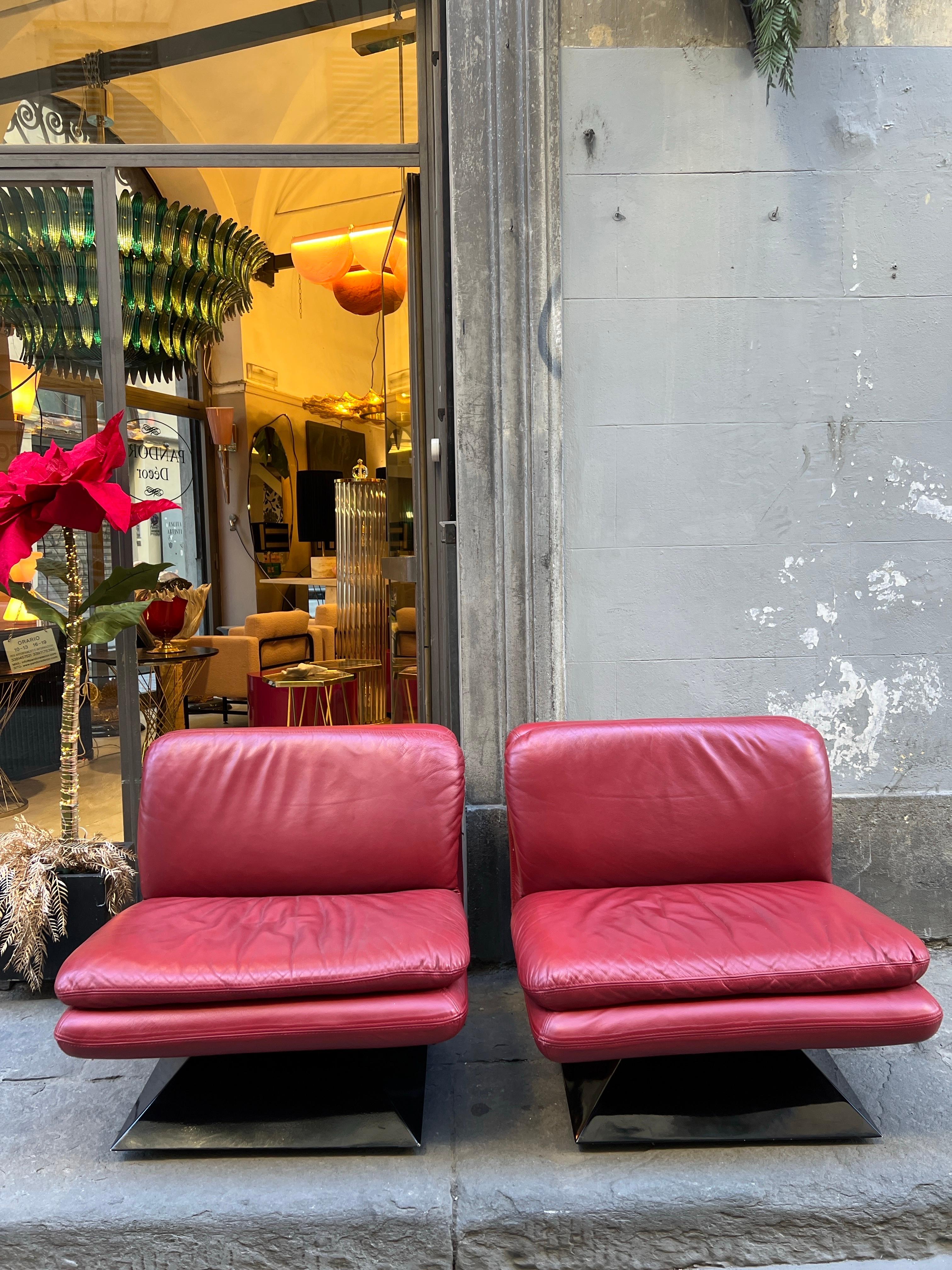 Paar rote Leder-Loungesessel des Space Age auf quadratischem Acryl-Sockel in Schwarz, 1970 im Zustand „Gut“ im Angebot in Florence, IT