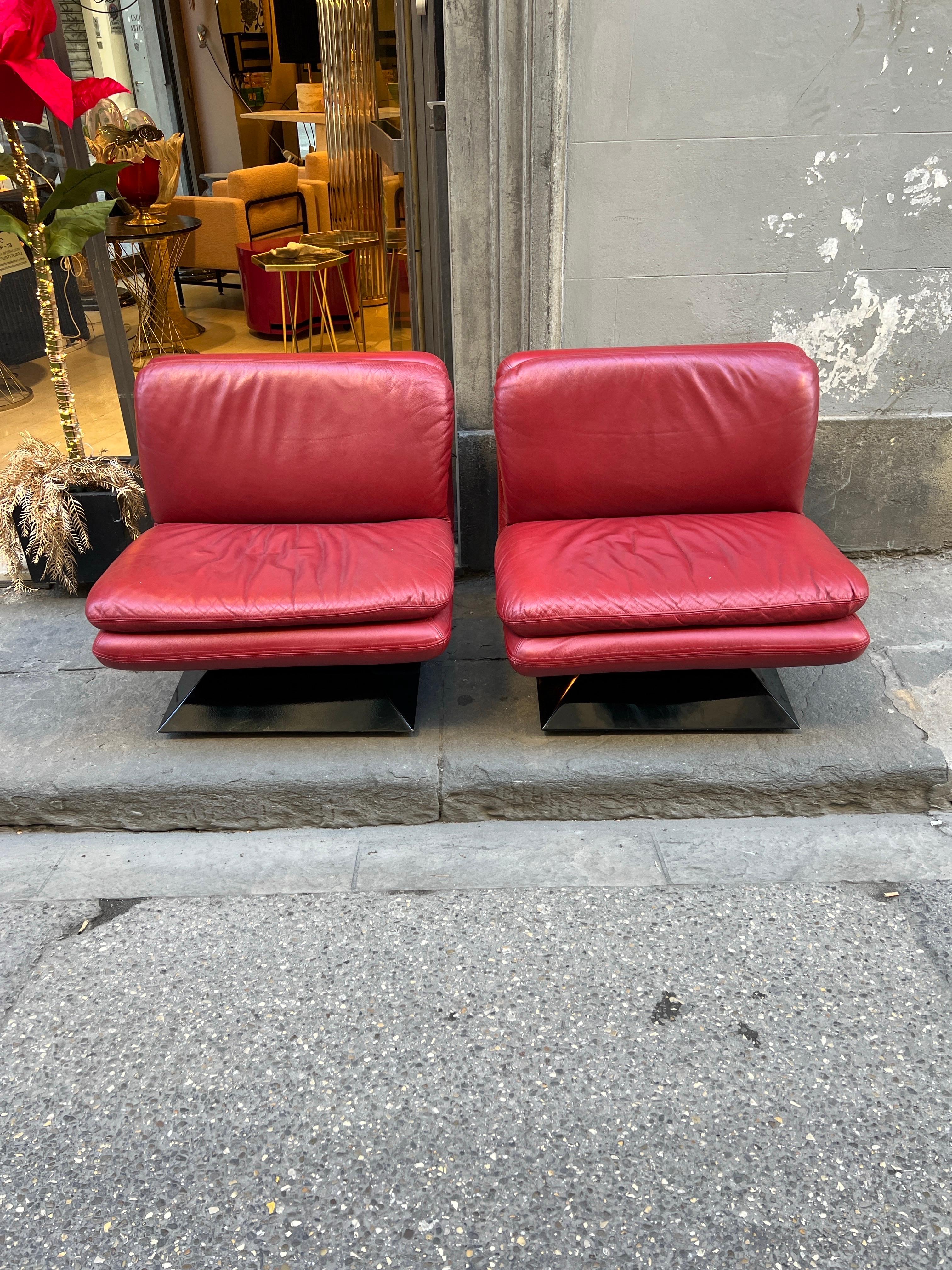 Paar rote Leder-Loungesessel des Space Age auf quadratischem Acryl-Sockel in Schwarz, 1970 im Angebot 1