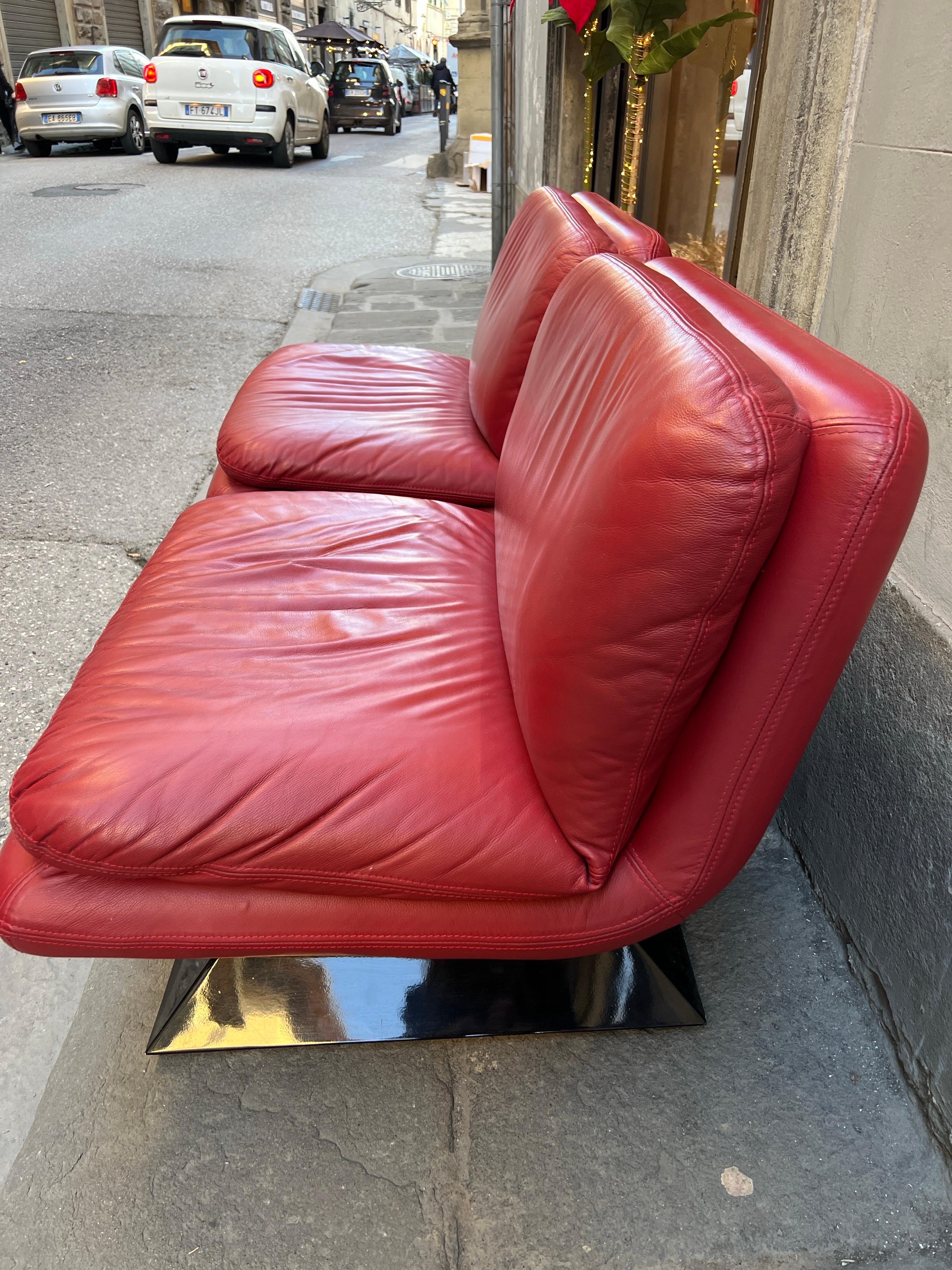 Paar rote Leder-Loungesessel des Space Age auf quadratischem Acryl-Sockel in Schwarz, 1970 im Angebot 2