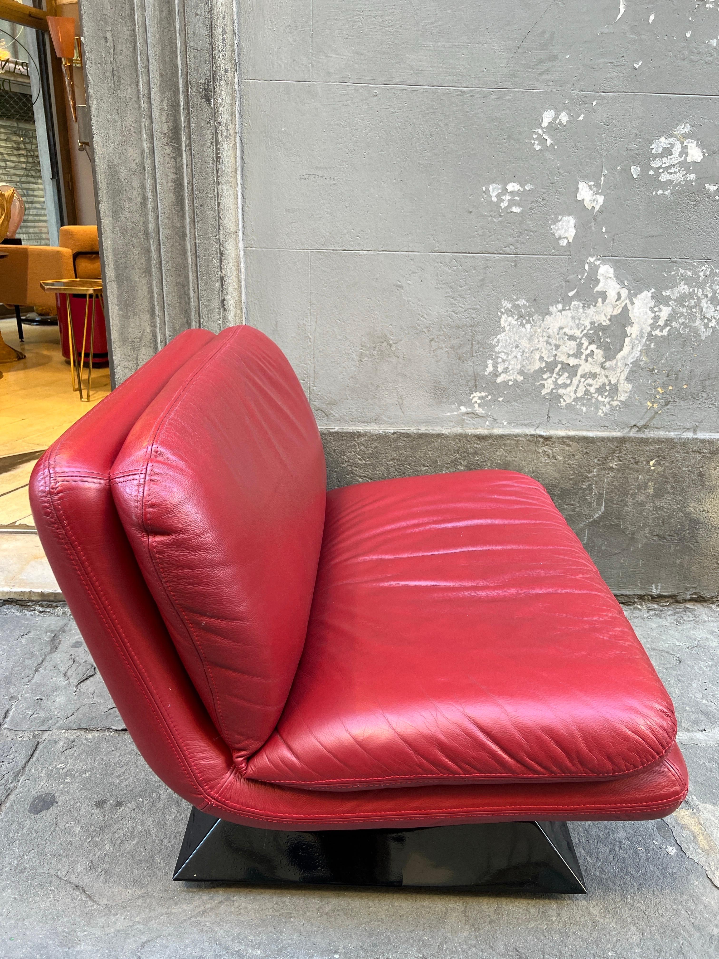 Paar rote Leder-Loungesessel des Space Age auf quadratischem Acryl-Sockel in Schwarz, 1970 im Angebot 4
