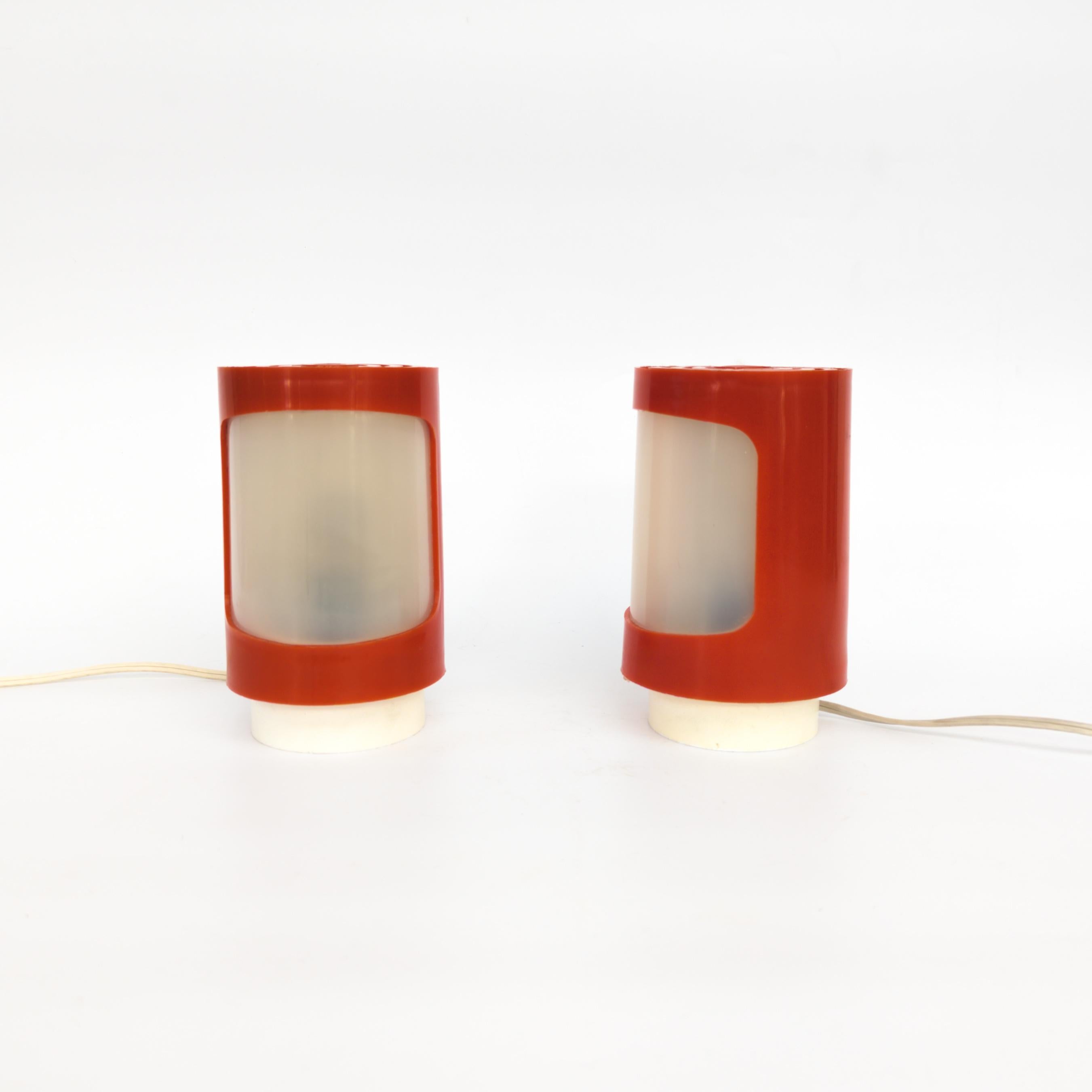 Milieu du XXe siècle Paire de lampes de table en plastique rouge de l'ère spatiale par Elektrosvit, années 1960