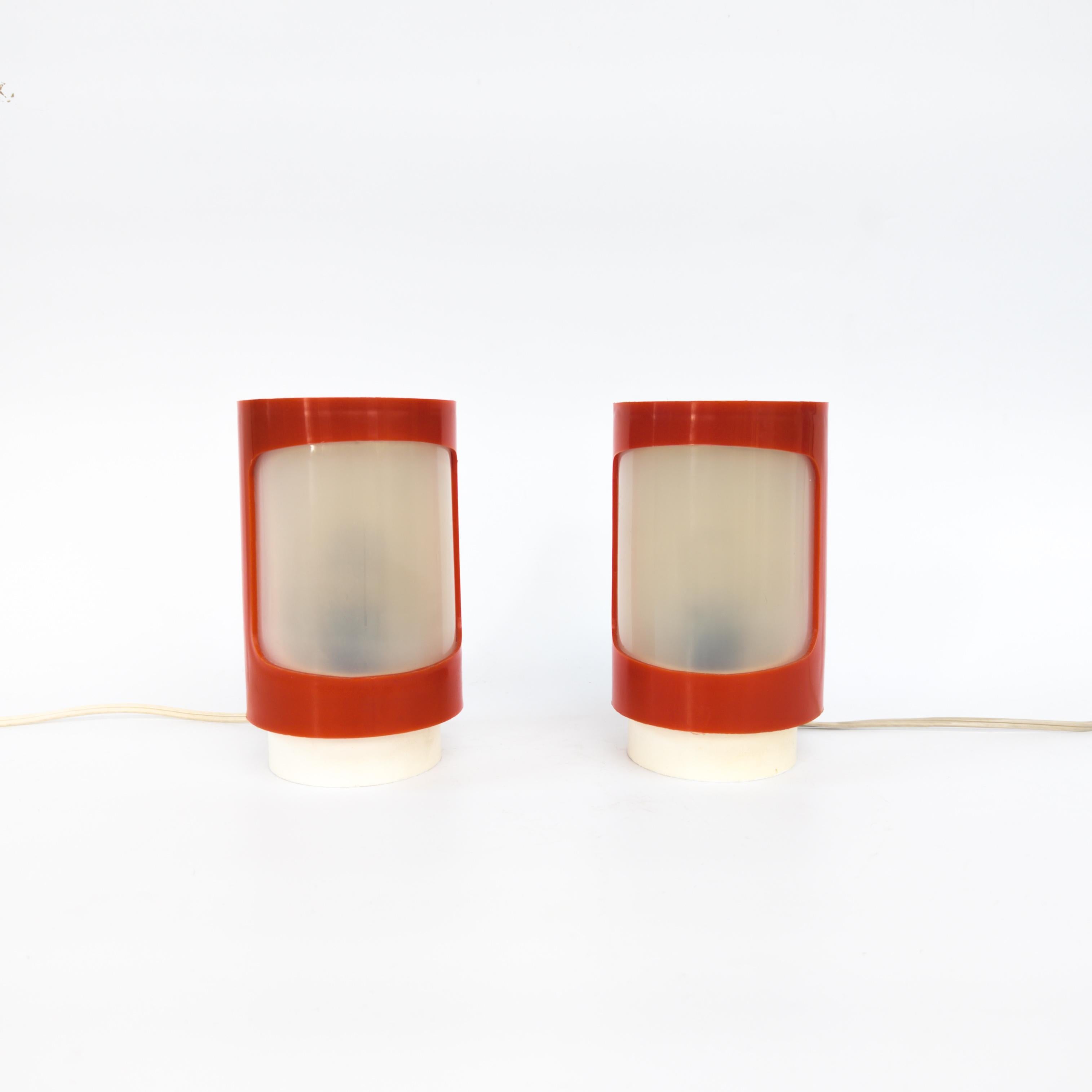 Plastique Paire de lampes de table en plastique rouge de l'ère spatiale par Elektrosvit, années 1960