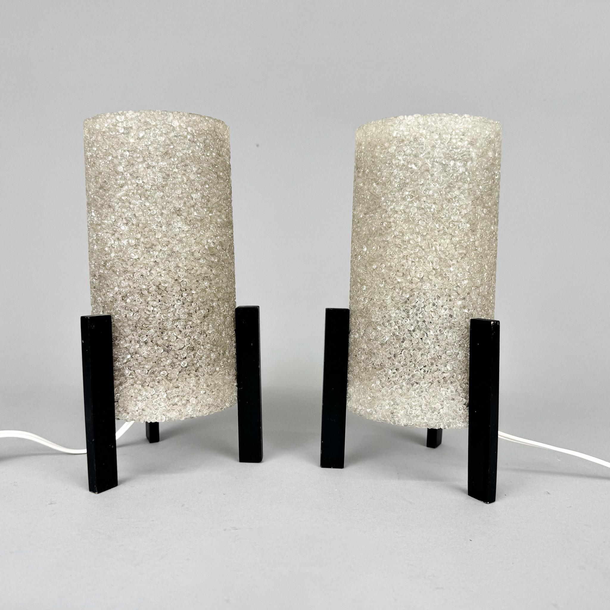 Ensemble de deux lampes de table ou de chevet du milieu du siècle dernier en plastique et en bois. Produit en Allemagne dans les années 1970. Câblage d'origine, entièrement fonctionnel. Ampoules : 2 x 1 E14. Adaptateur américain inclus.