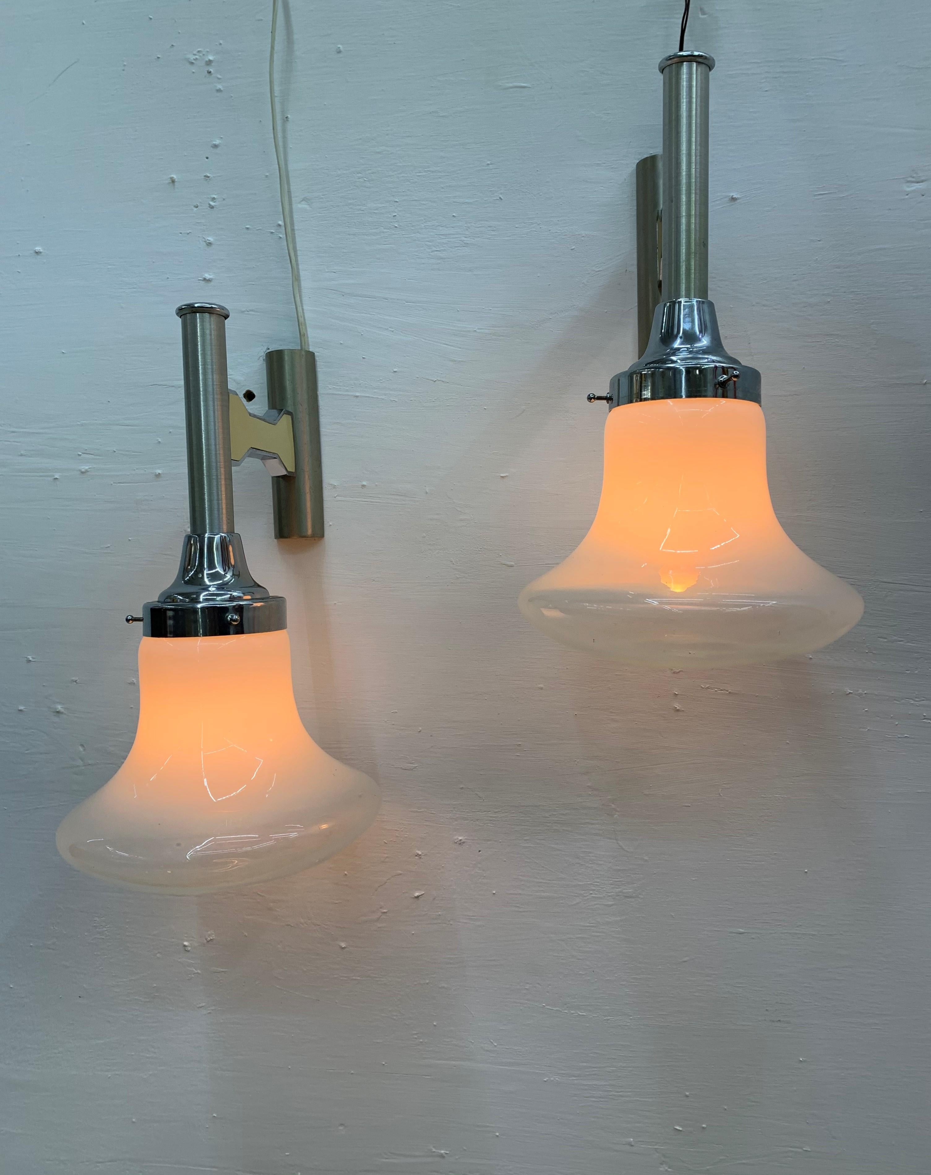 Pair of Space Age sconces in clear and white hand blown Murano glass, by Sciolari, Italy, circa 1970.