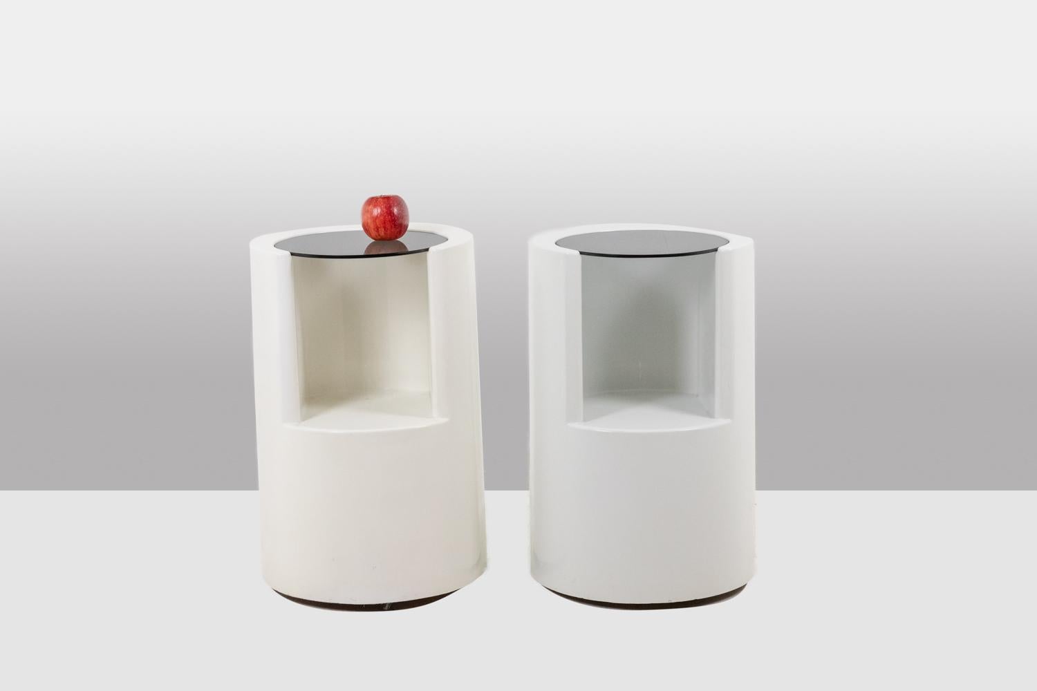 Coppia di tavolini cilindrici per divani o comodini in stile Space AGE, in fibra di vetro laccata bianca e piano in vetro fumé (spessore del piano 5 mm). Montato su 3 piccole ruote.

I due chevet sono leggermente diversi per colore e