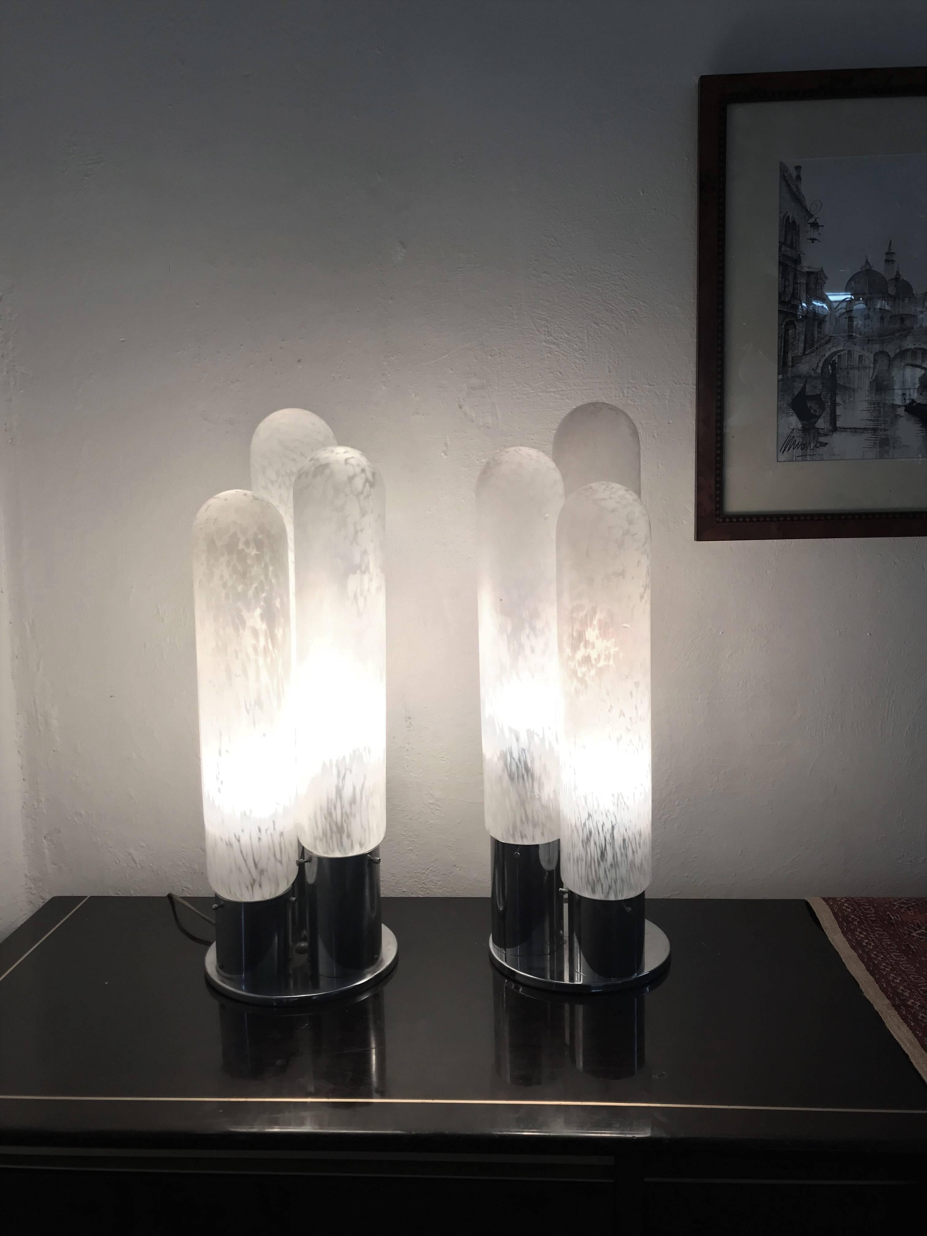 Paire de lampes de table à trois lumières en acier et verre clair (dépoli), moucheté de verre soufflé blanc de Murano, conçues par Aldo Nason pour Mazzega, vers 1970, dans le style moderne du milieu du siècle dernier.