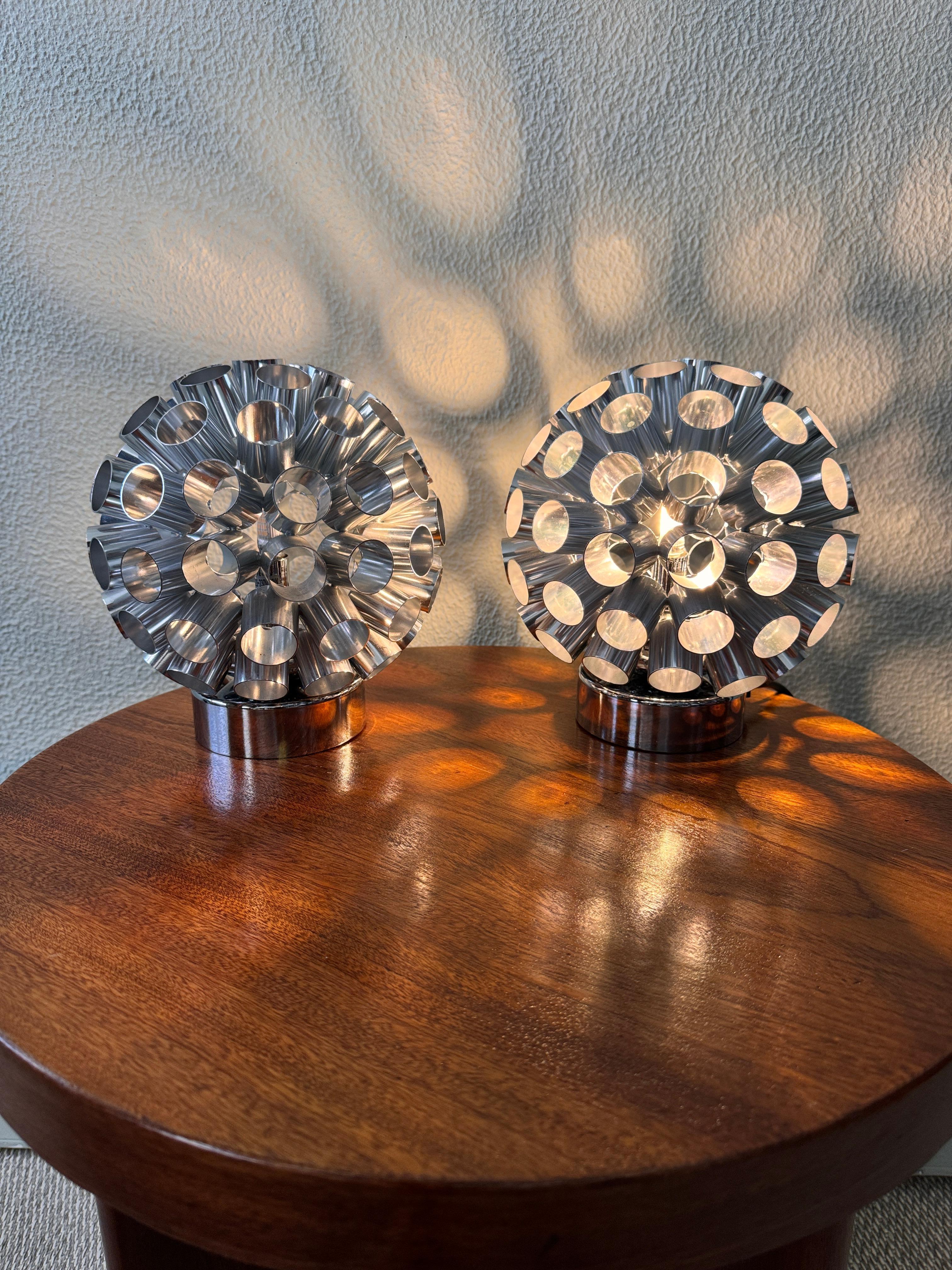 Paire de lampes de table de l'ère spatiale par Kennel, Pays-Bas, années 1990


Voici une superbe paire de lampes de table de l'ère spatiale de Kennel, fabriquées à Amsterdam, aux Pays-Bas, dans les années 1990. Ces lampes accrocheuses incarnent