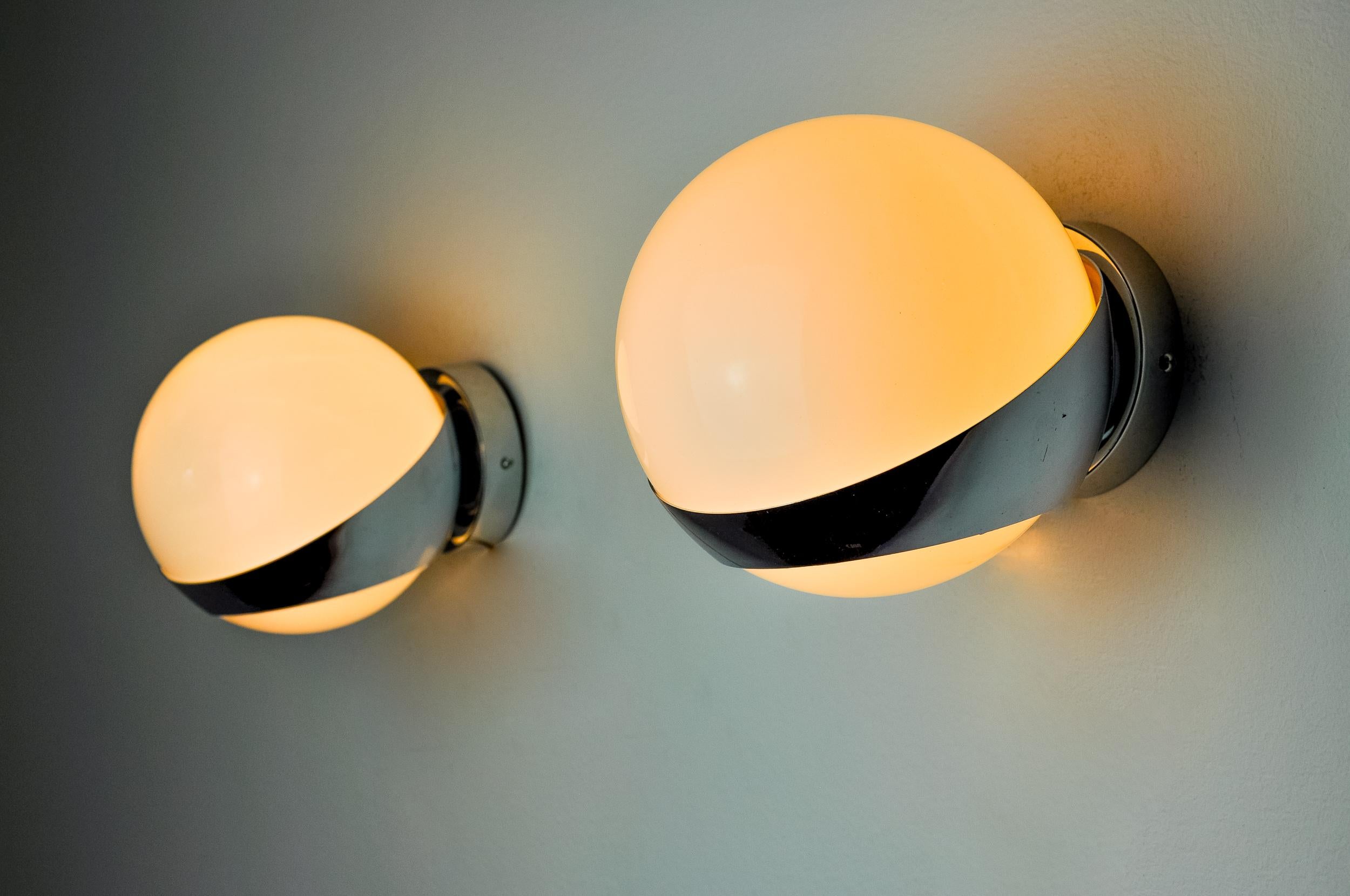 Sehr schönes Paar Wandleuchten im Space-Age-Stil, entworfen und hergestellt von marca sl in Spanien in den 1960er Jahren. Weiße Opalglaskugel in einem verchromten Aluminiumträger, der an der Wand befestigt ist. Einzigartiges Objekt, das wunderbar