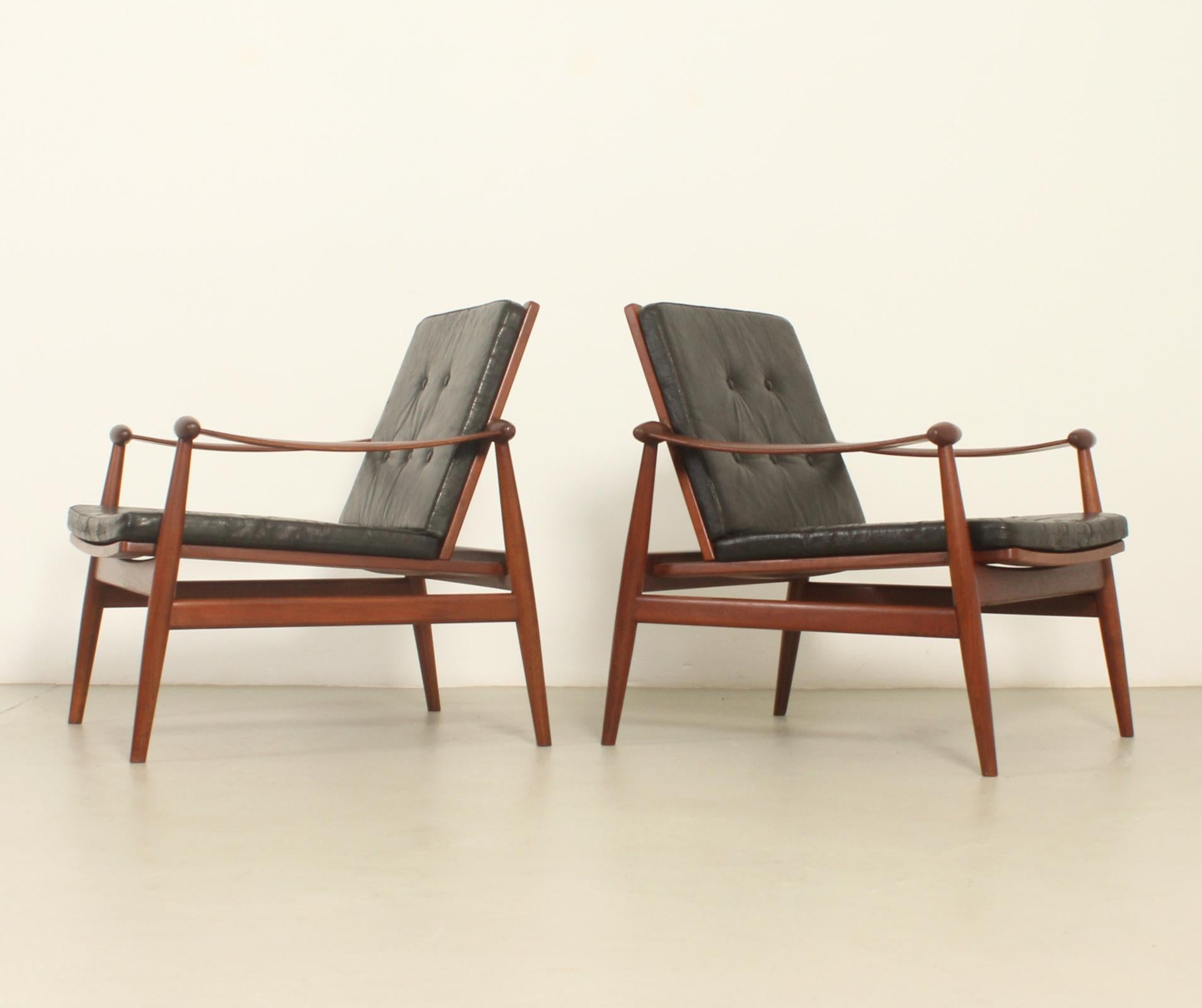 Pareja de sillones Spade modelo 133 diseñados en 1953 por Finn Juhl, Dinamarca. Edición antigua de France & Daverkosen con cojines y muelles de cuero originales, estructura de madera de teca. 