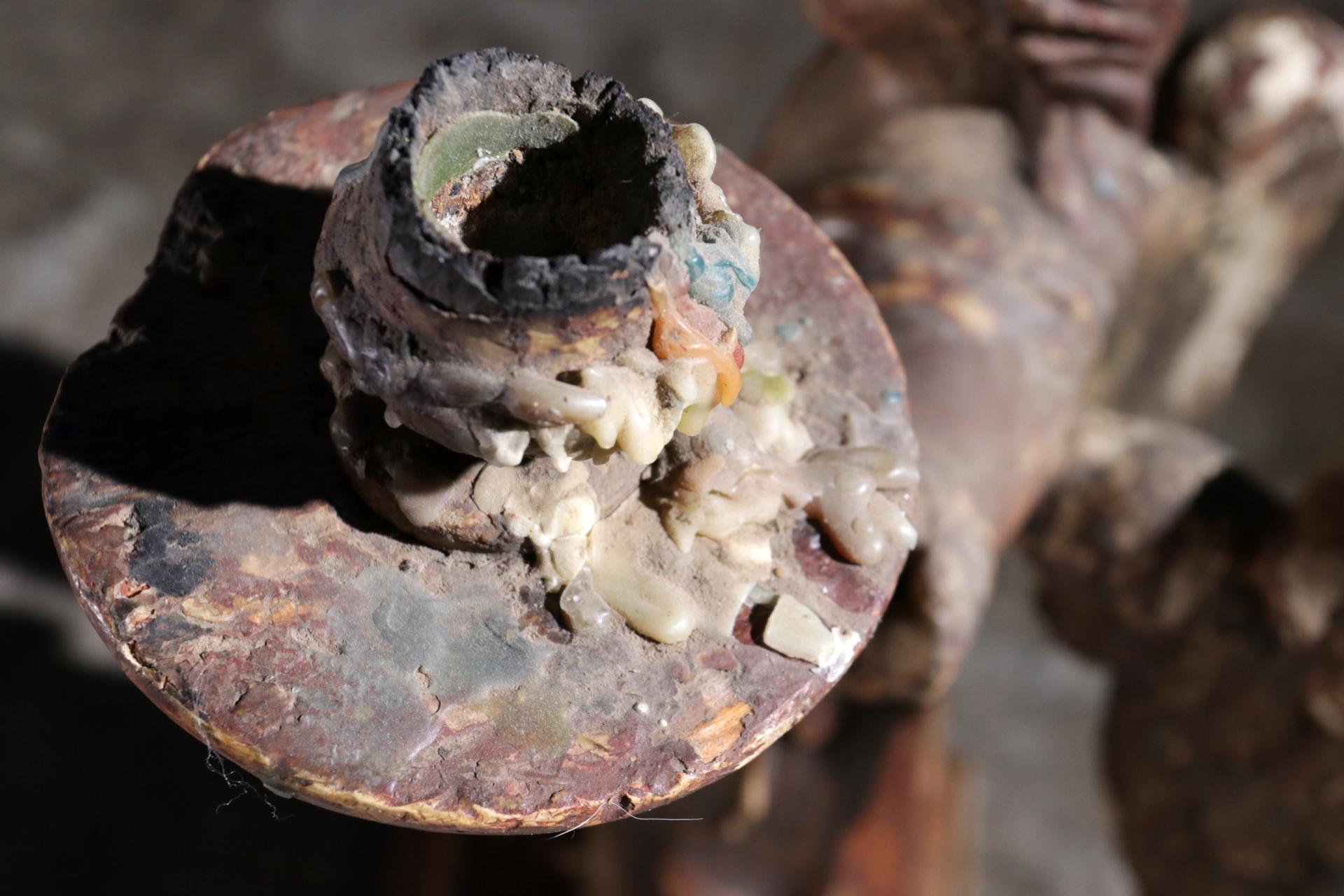 Paire de chandeliers espagnols du 17ème siècle en bois sculpté représentant des anges ailés en vente 5