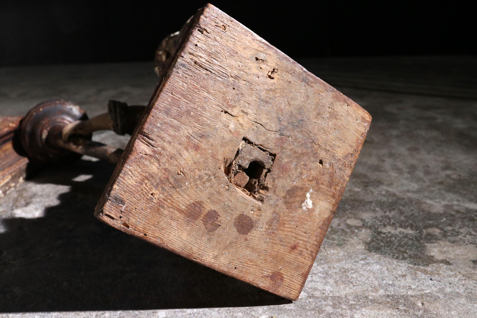 Paire de chandeliers espagnols du 17ème siècle en bois sculpté représentant des anges ailés en vente 6