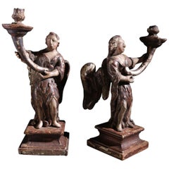 Coppia di portacandele con angelo alato in legno intagliato spagnolo del XVII secolo