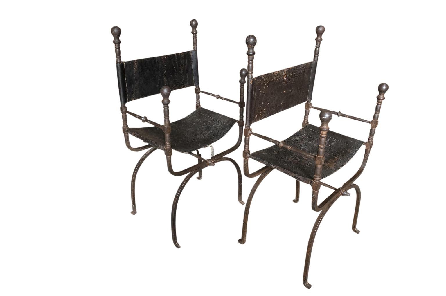 Ein Paar spanische Sessel aus dem 18. Jahrhundert (Leder) im Angebot
