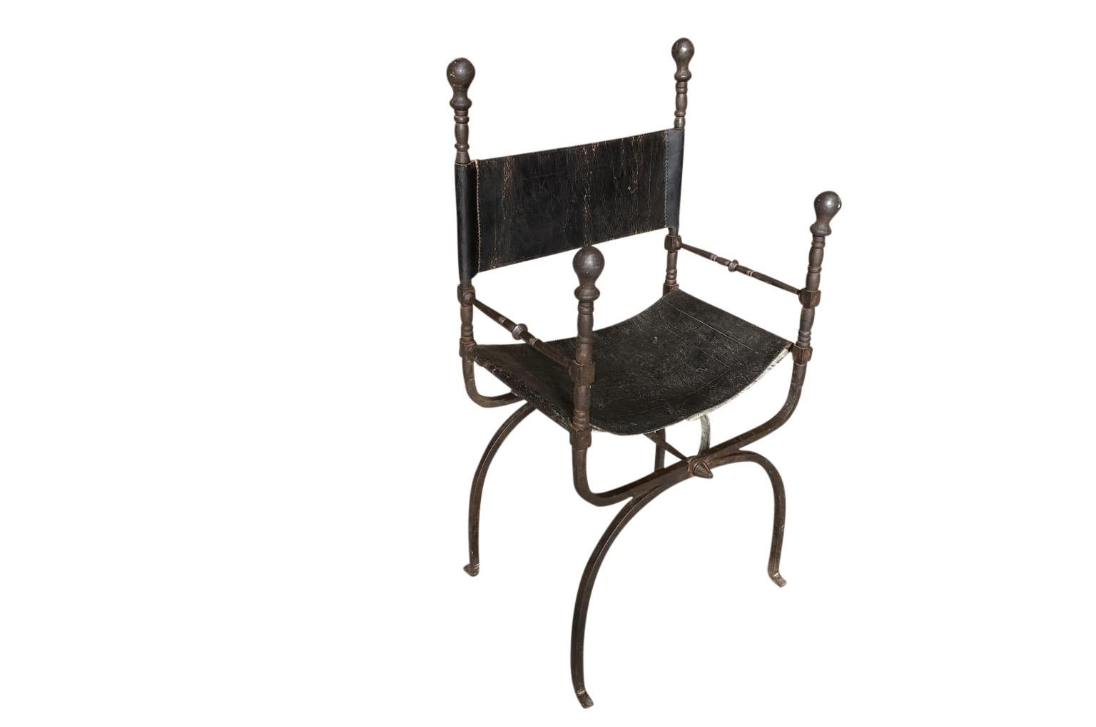 Ein Paar spanische Sessel aus dem 18. Jahrhundert im Angebot 3
