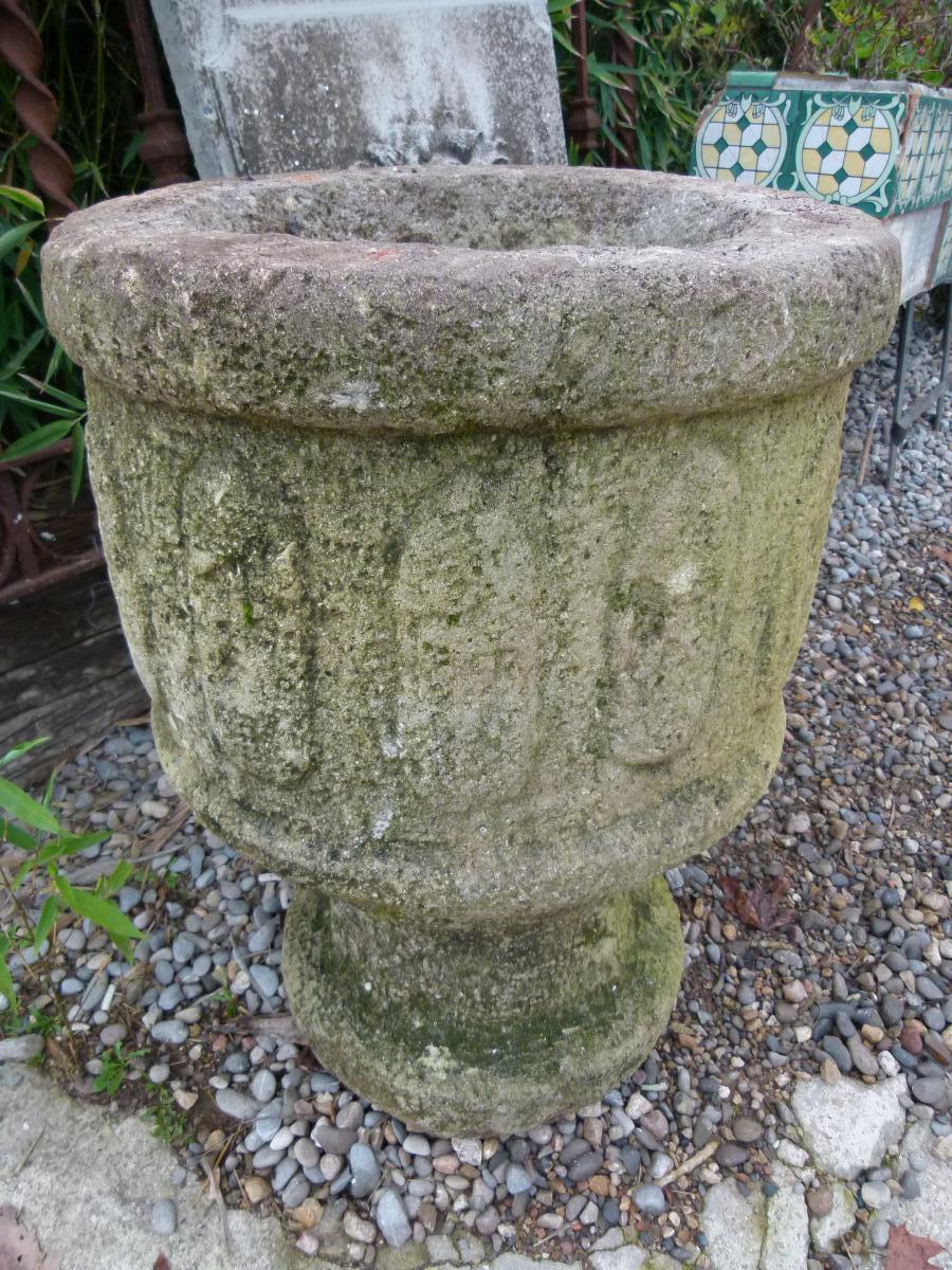 Antiguos jarrones de jardín españoles de piedra caliza tallada en Bastante bueno estado para la venta en Vulpellac, Girona