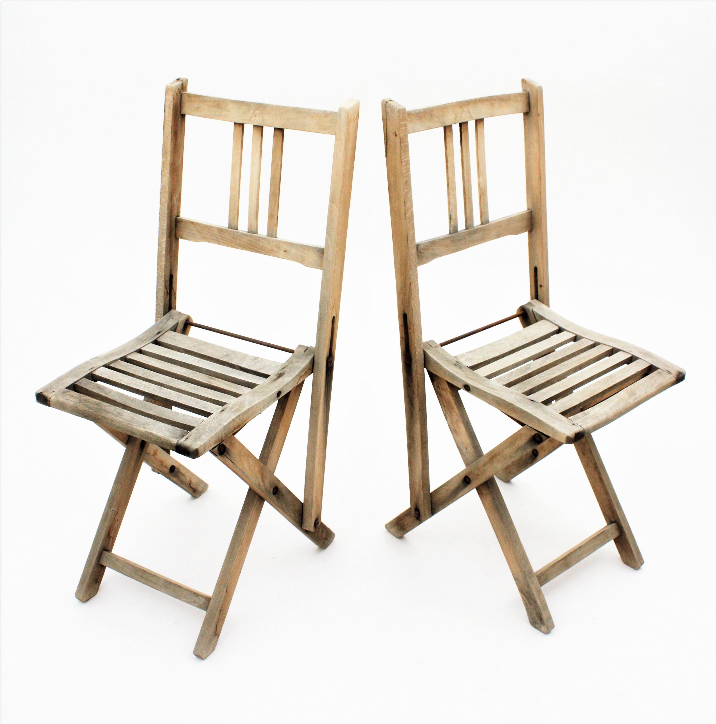 Pair of Foldable Terrace Chairs in Natural Wood, Child-Size  In Good Condition For Sale In Barcelona, ES