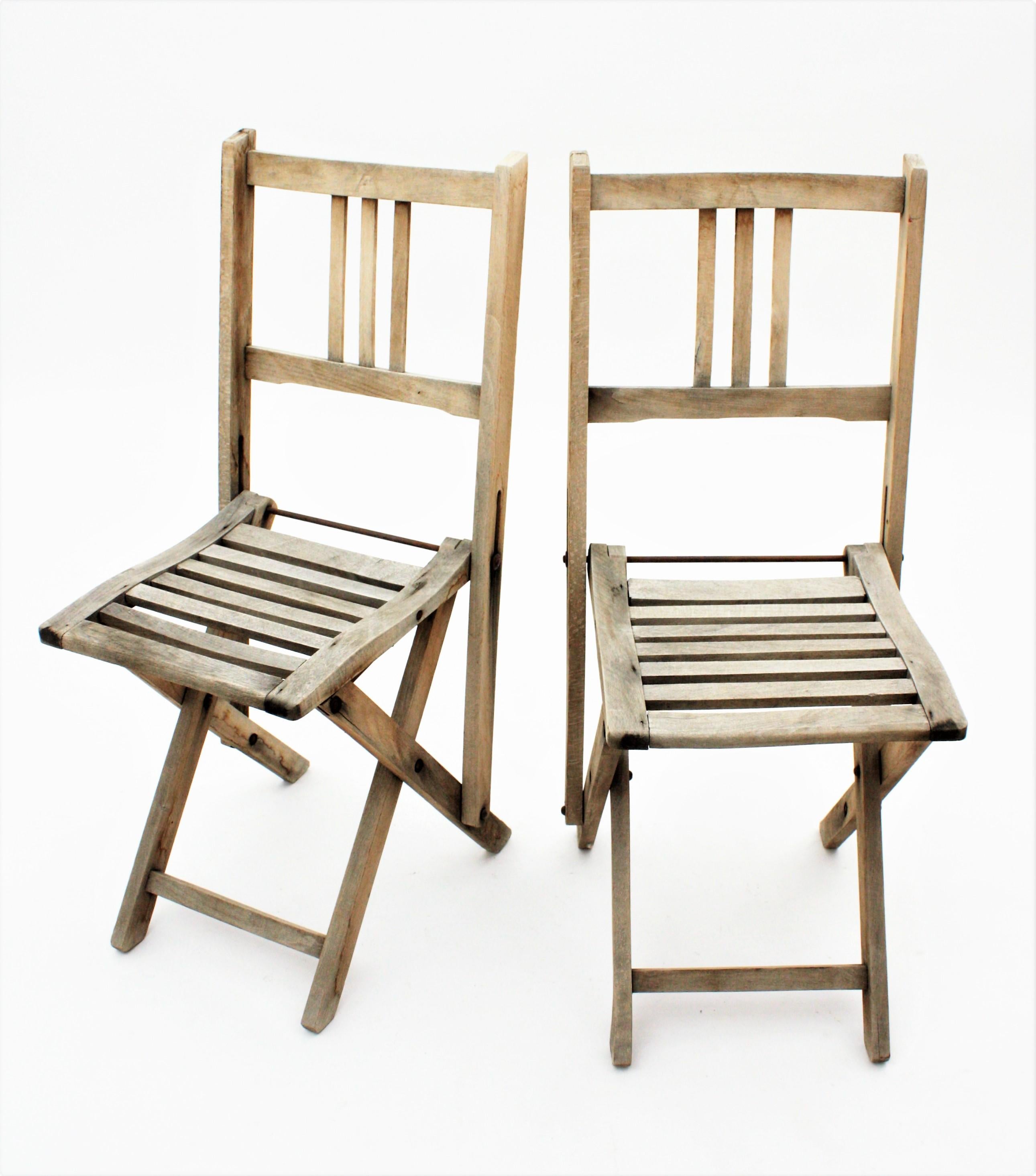 20th Century Pair of Foldable Terrace Chairs in Natural Wood, Child-Size  For Sale