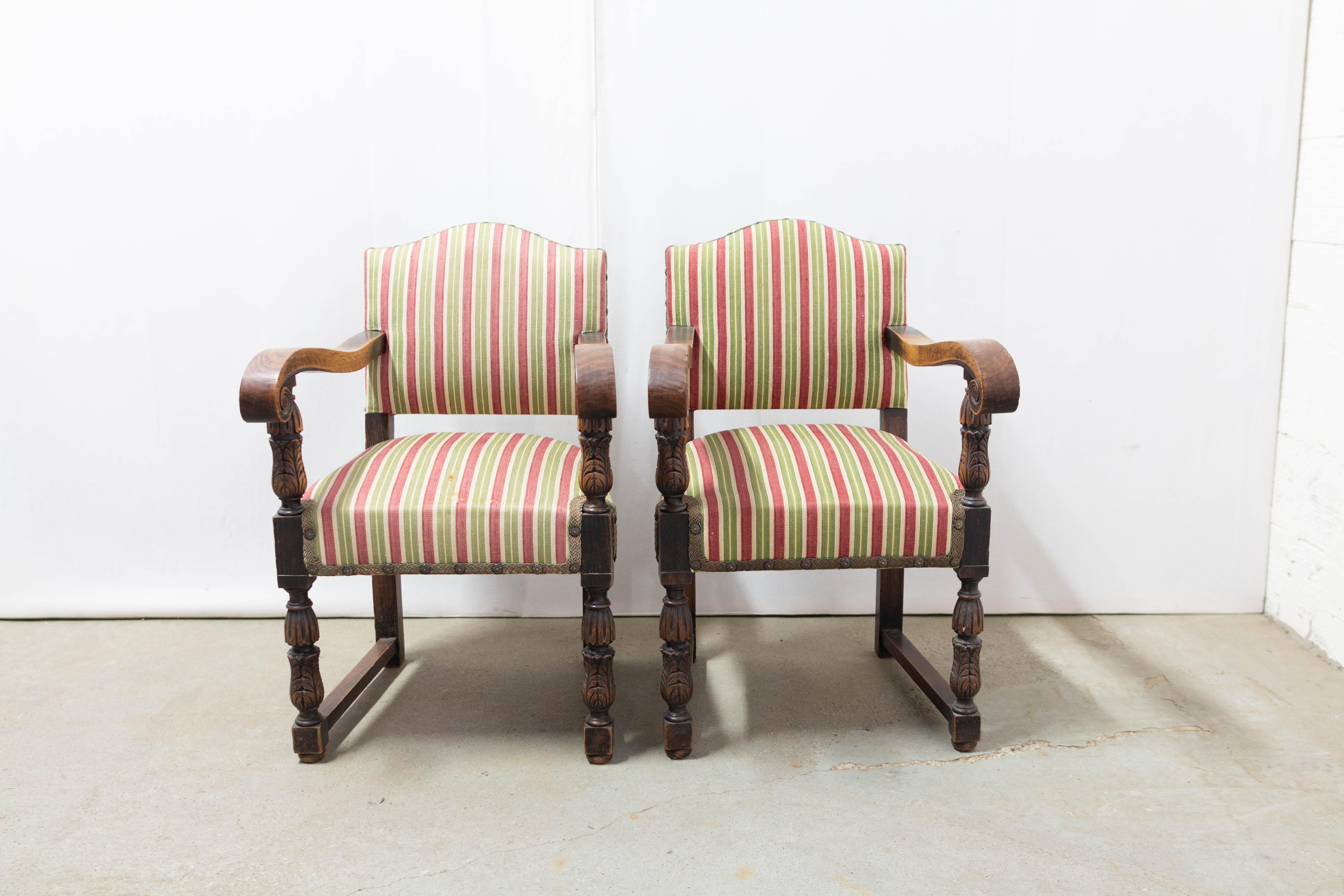 Mitte des Jahrhunderts Vintage Spanisch Paar Sessel in Kastanie
Wenn Sie es wünschen, bieten wir Ihnen die Wiederherstellung durch unseren Polsterer mit dem Stoff, den Sie uns schicken.
Guter Zustand, solide und gesund.

Versand:
1 Packung:L 127 P59