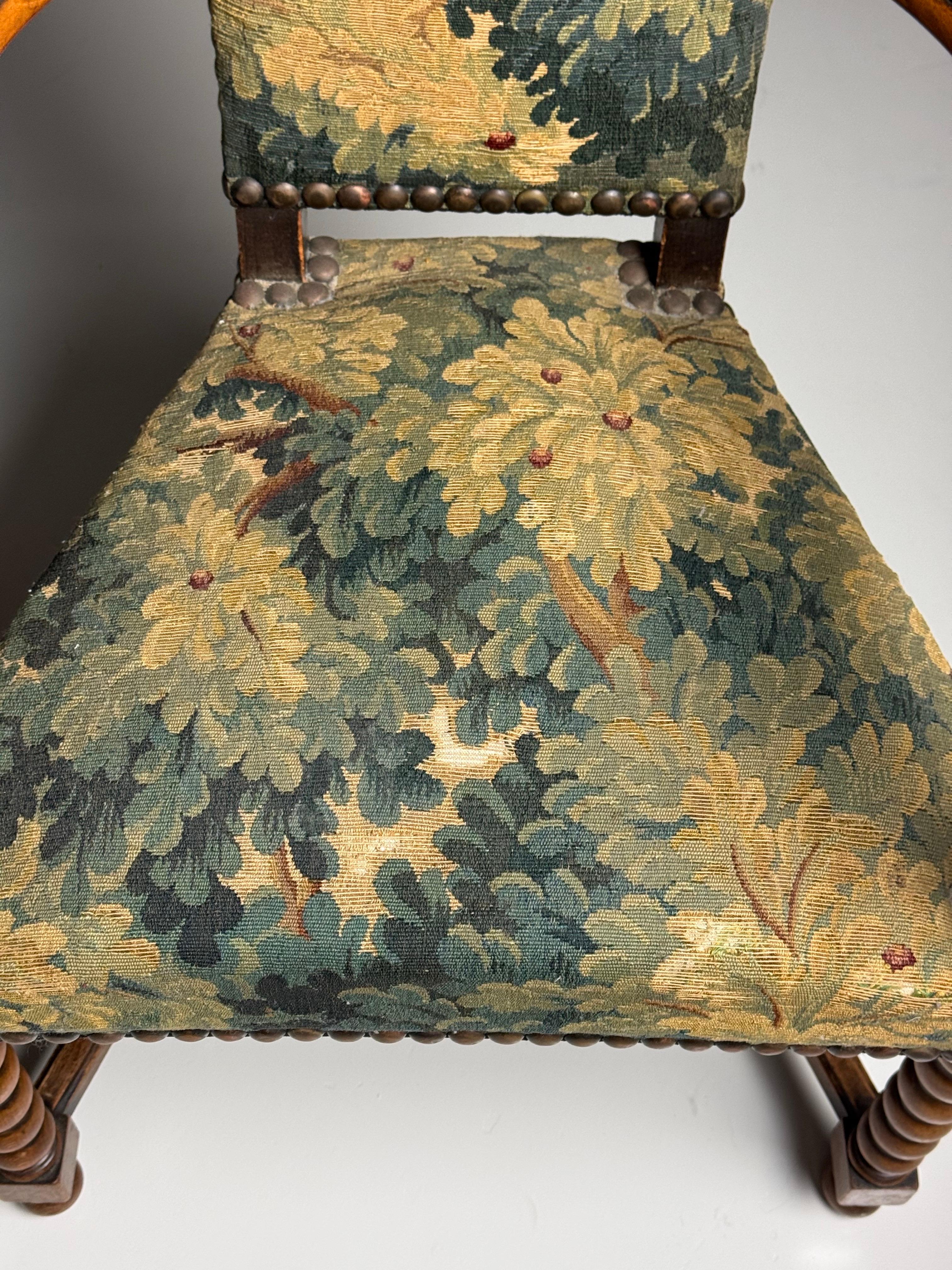 Coppia di poltrone spagnole con tappezzeria Aubusson in vendita 5