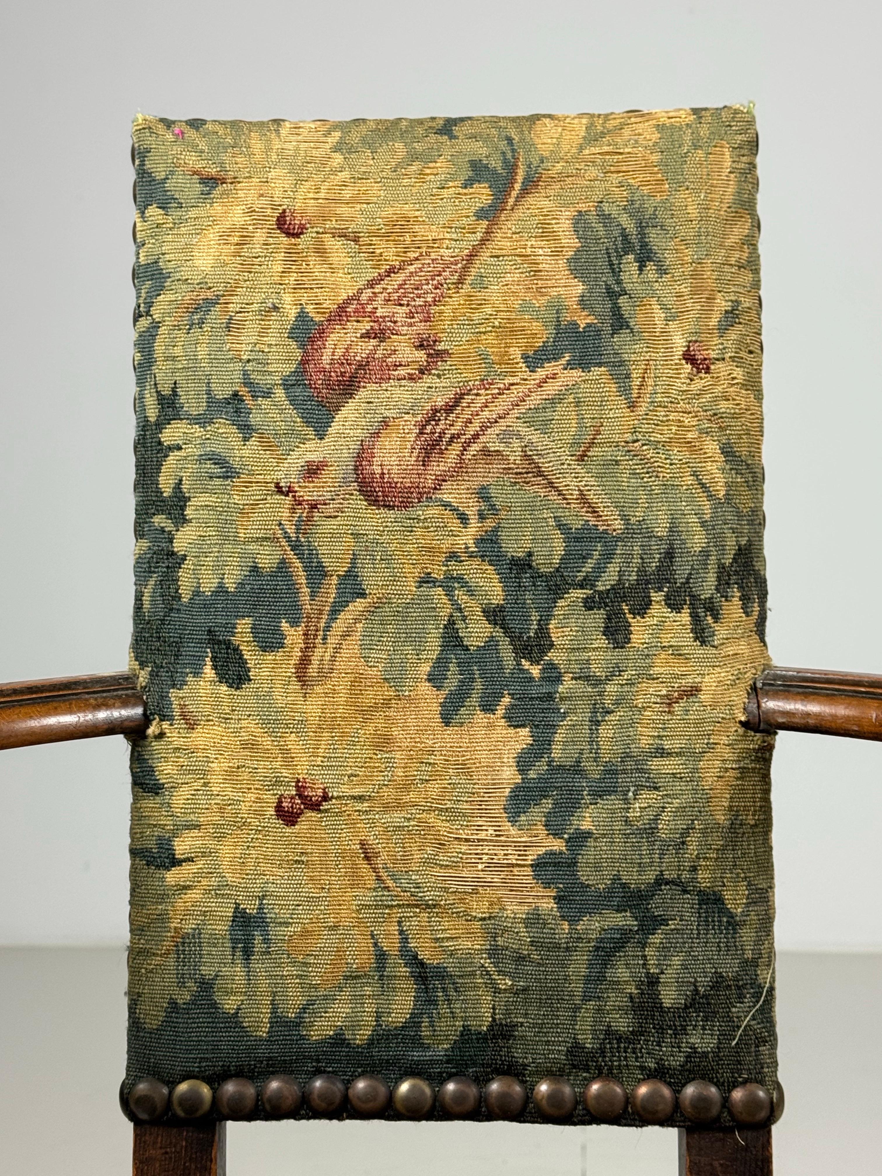 Coppia di poltrone spagnole con tappezzeria Aubusson in vendita 9