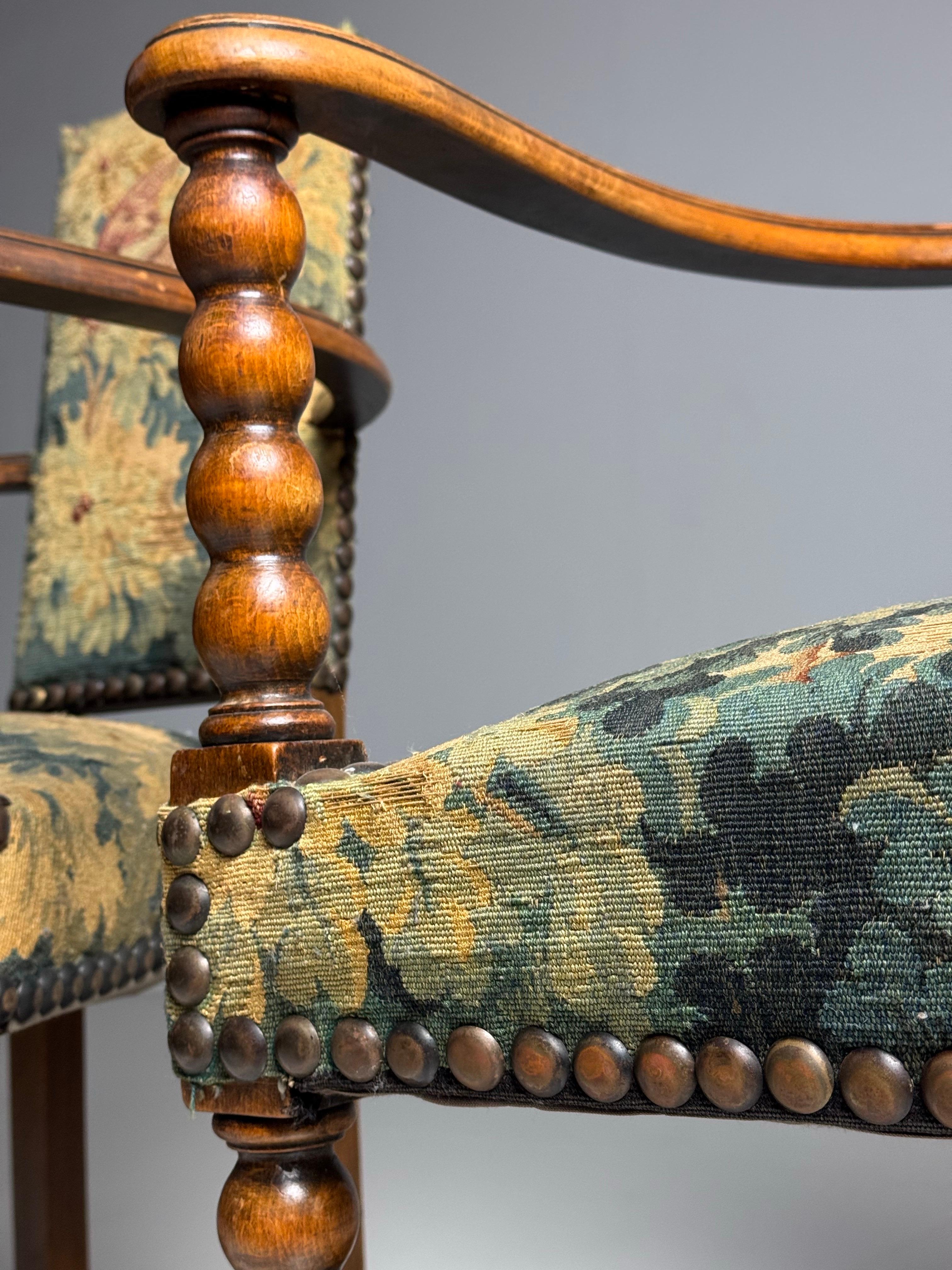 Coppia di poltrone spagnole con tappezzeria Aubusson in vendita 10