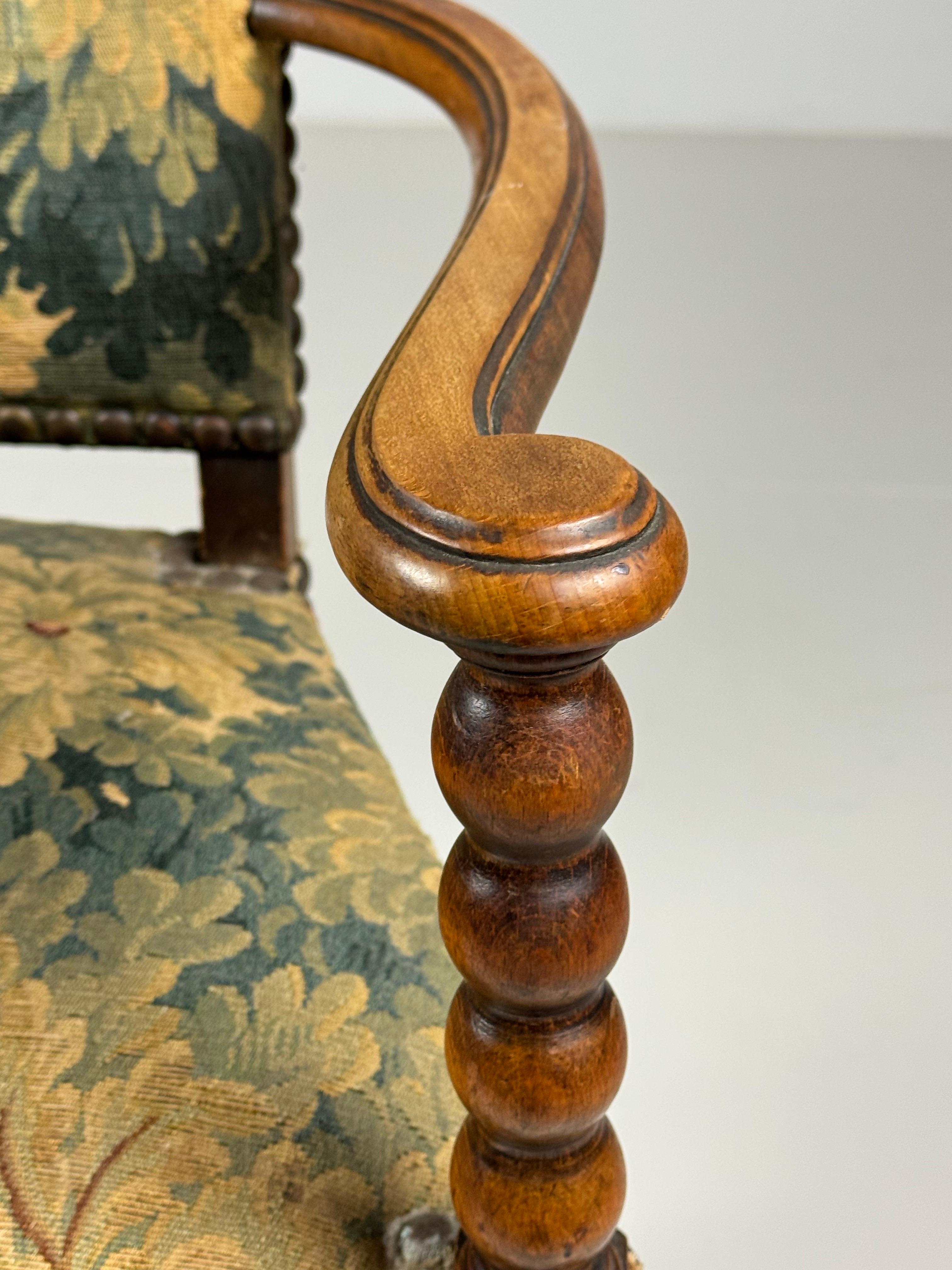 Coppia di poltrone spagnole con tappezzeria Aubusson in vendita 11